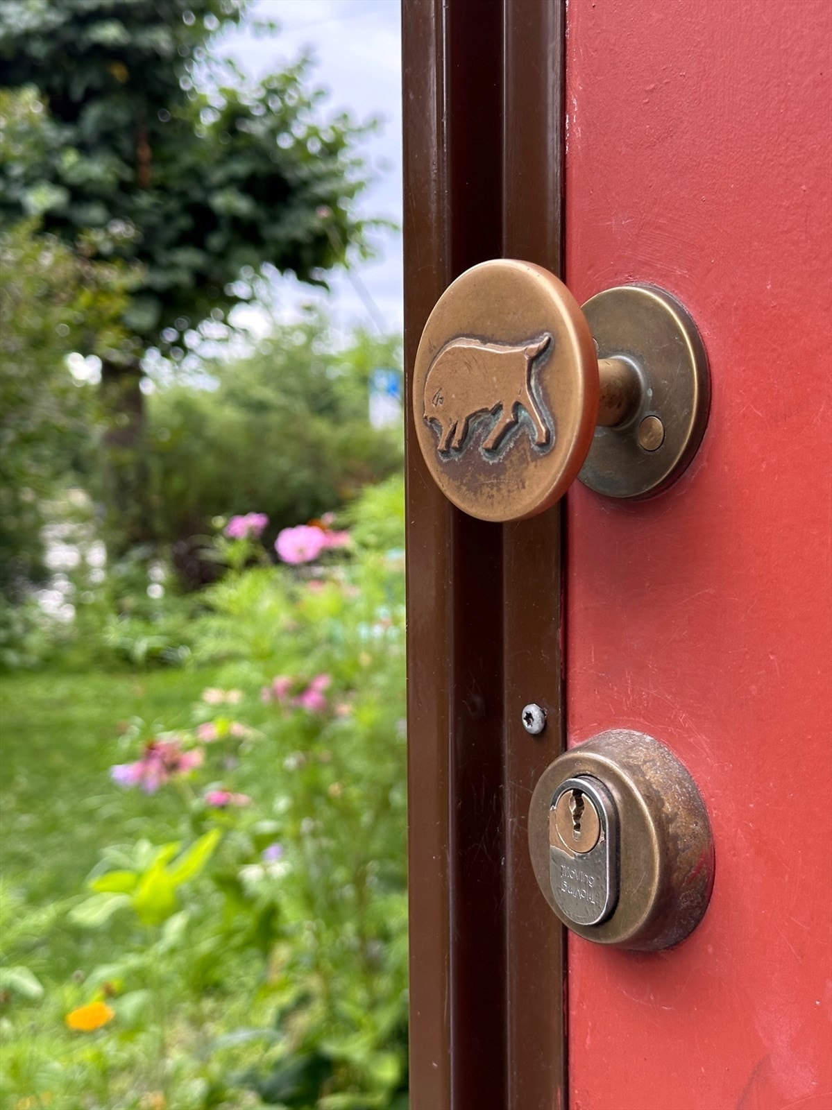 Oksen ser vi igjen flere steder i borettslaget. Galleribilde