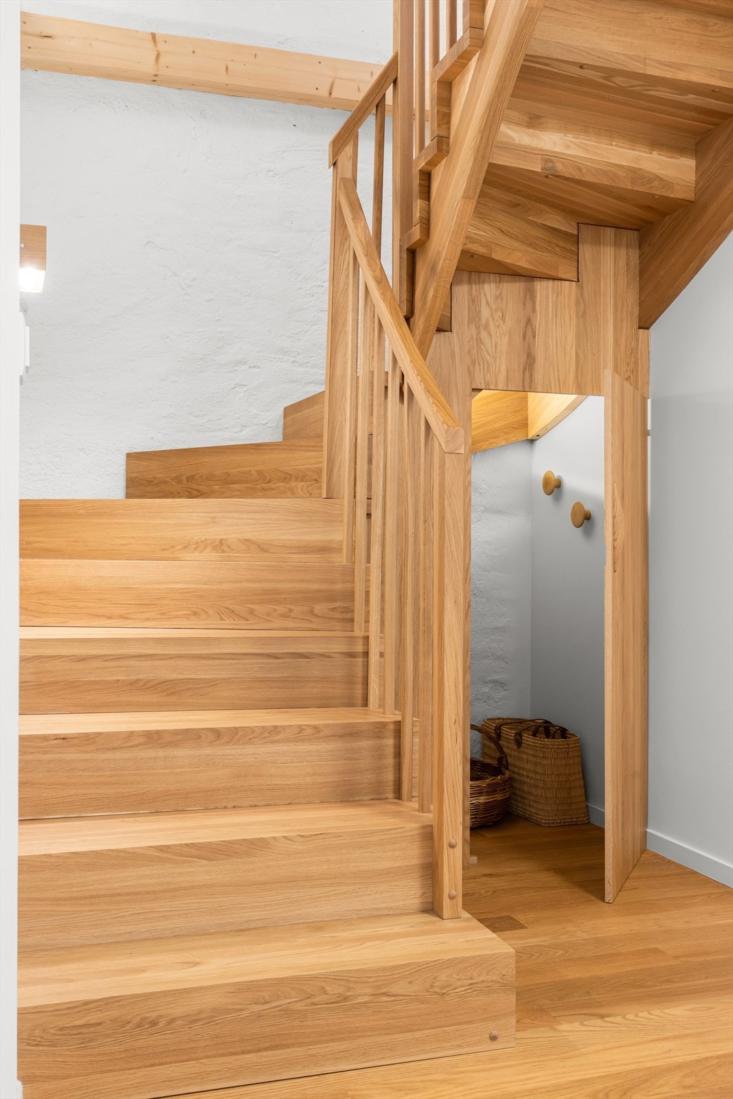 Dette trappeløpet tegnet arkitekten flere ganger før hun ble fornøyd. Ble det ikke fint? Legg spesielt merke til det plassbygde rommet ved trappen med det samme fine eikemateriale som trappen. Galleribilde