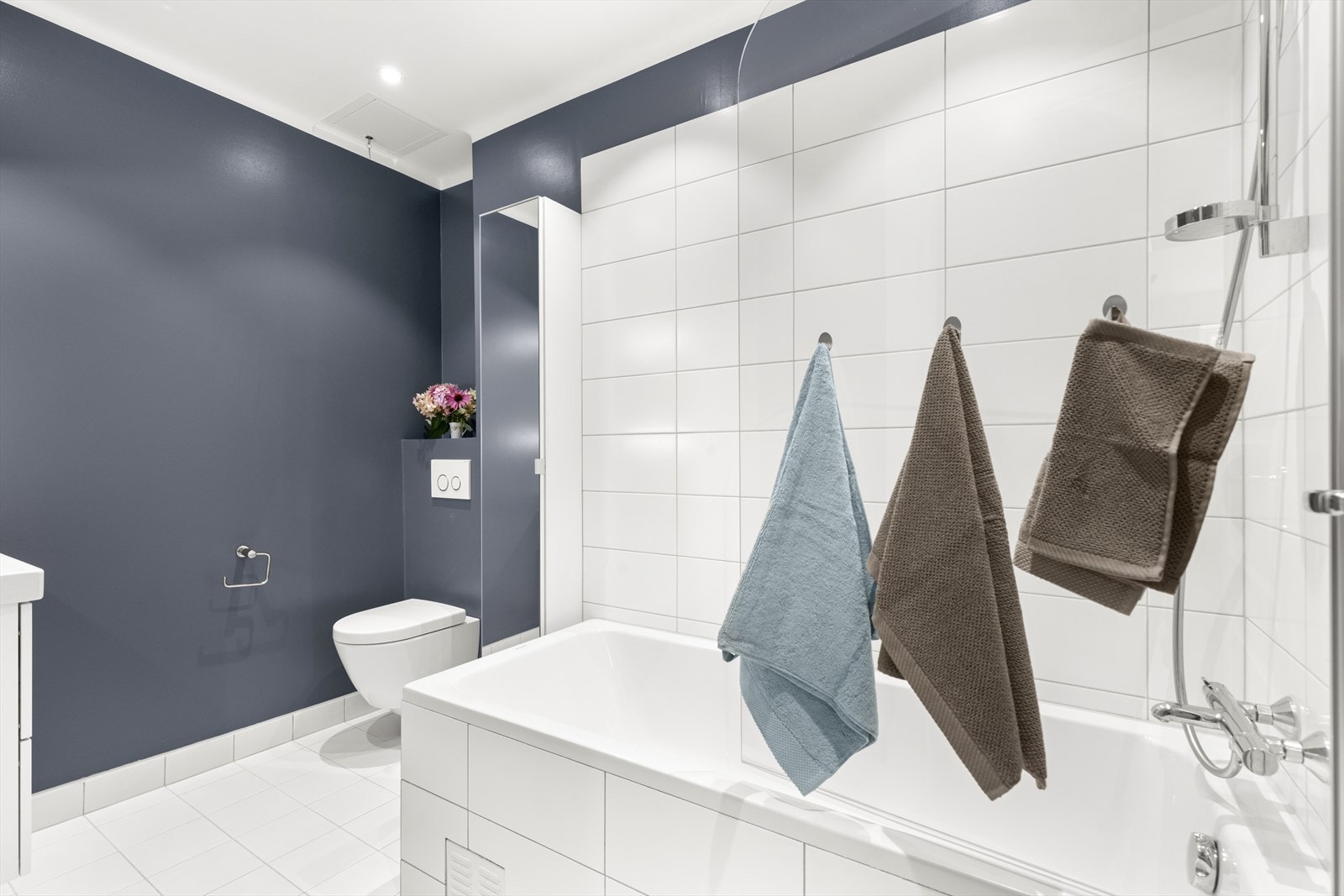 Badet i hovedetasjen (3.etg,) er delikat og delvis flislagt med elektrisk gulvvarme, innfelt downlights, vegghengt toalett og har innfliset badekar. Dette baderommet er fra 2016. Galleribilde