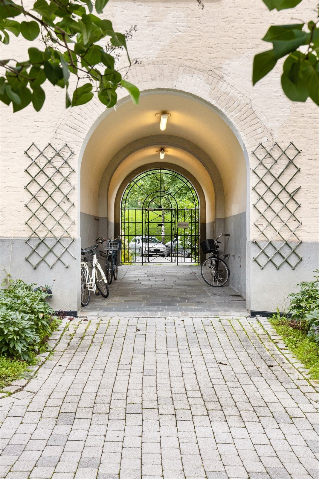 Fra et av de flotte inngangsportalene til bakgården. Galleribilde