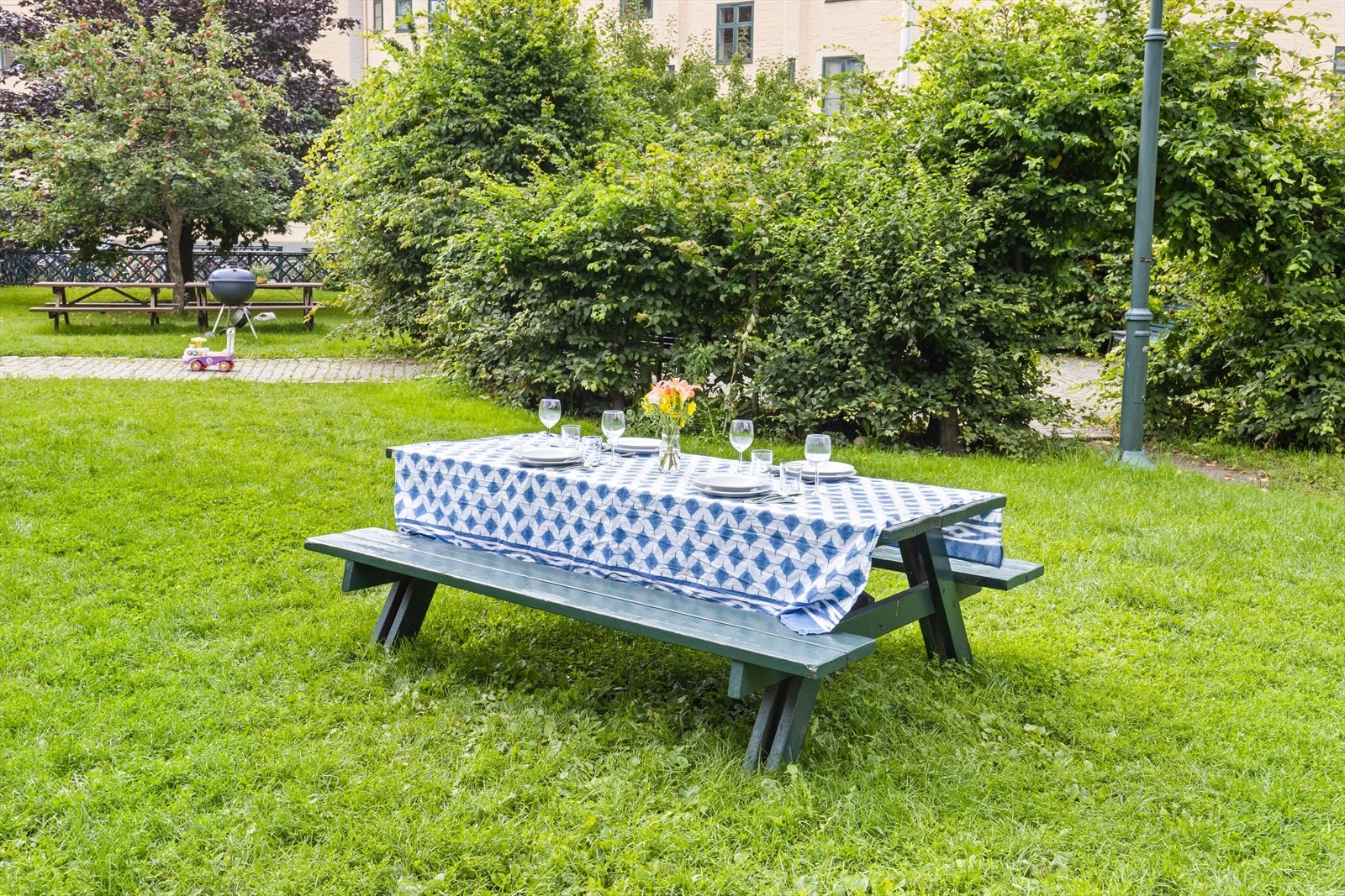 Torshovidyll - Bakgården er svært stor og har rikelig med sitteplasser, flotte frukttrær, kjøkkenhager, felles griller, grendahus samt en stor lekeplass. Galleribilde