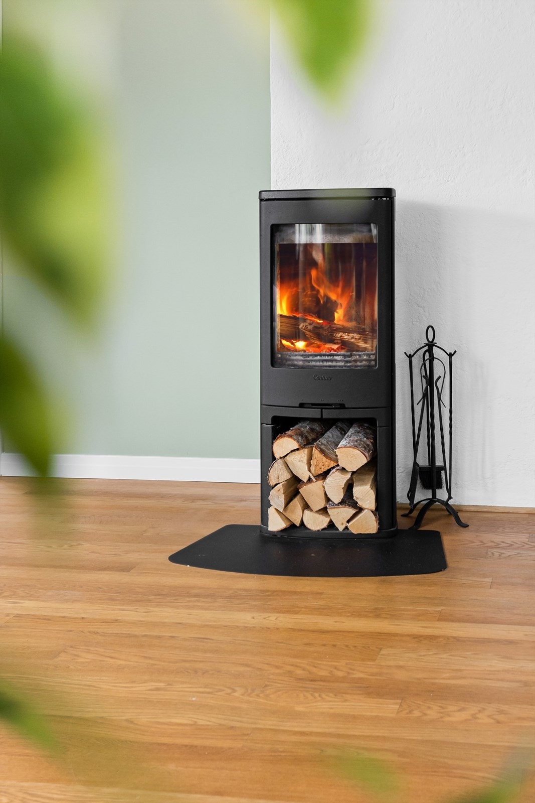 I stuen er det også en hyggelig rentbrennende peisovn som varmer ekstra godt på kalde vinterdager. I tillegg bidrar peisen til en lun og behagelig atmosfære. Peisen ble satt inn ny i 2016. Galleribilde