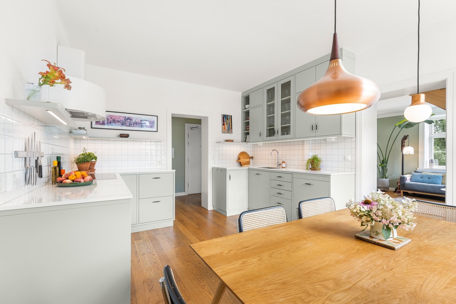 Det store, plassbygde kjøkkenet har inngang både fra gangen og fra stua. Egen varmtvannstank for denne etasjen ligger skjult under et av kjøkkenbenkens hjørner. Galleribilde