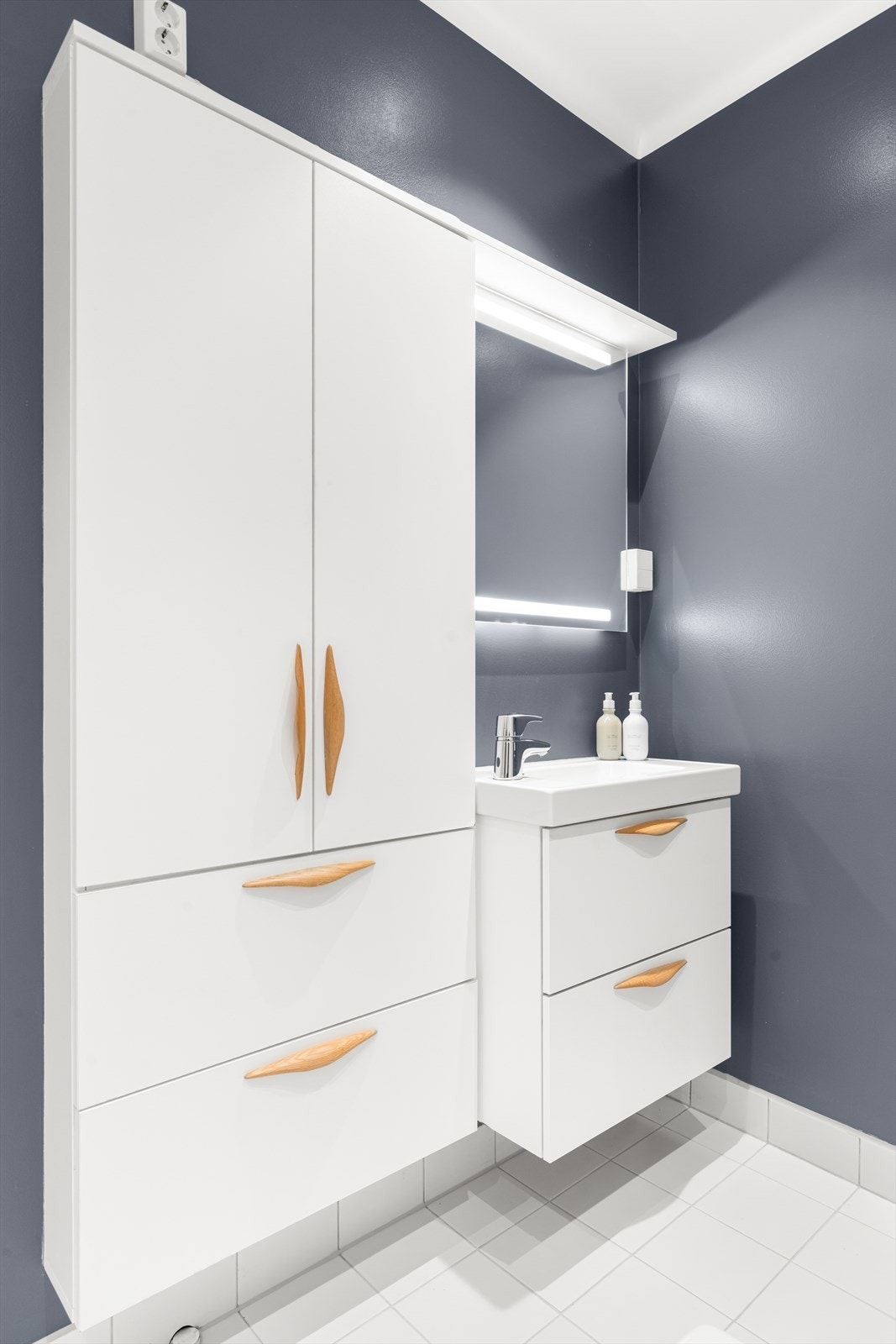 Videre har baderommet speil m/lys og en god og moderne baderomsinnredning. Skapet til venstre er plassbygget. Galleribilde