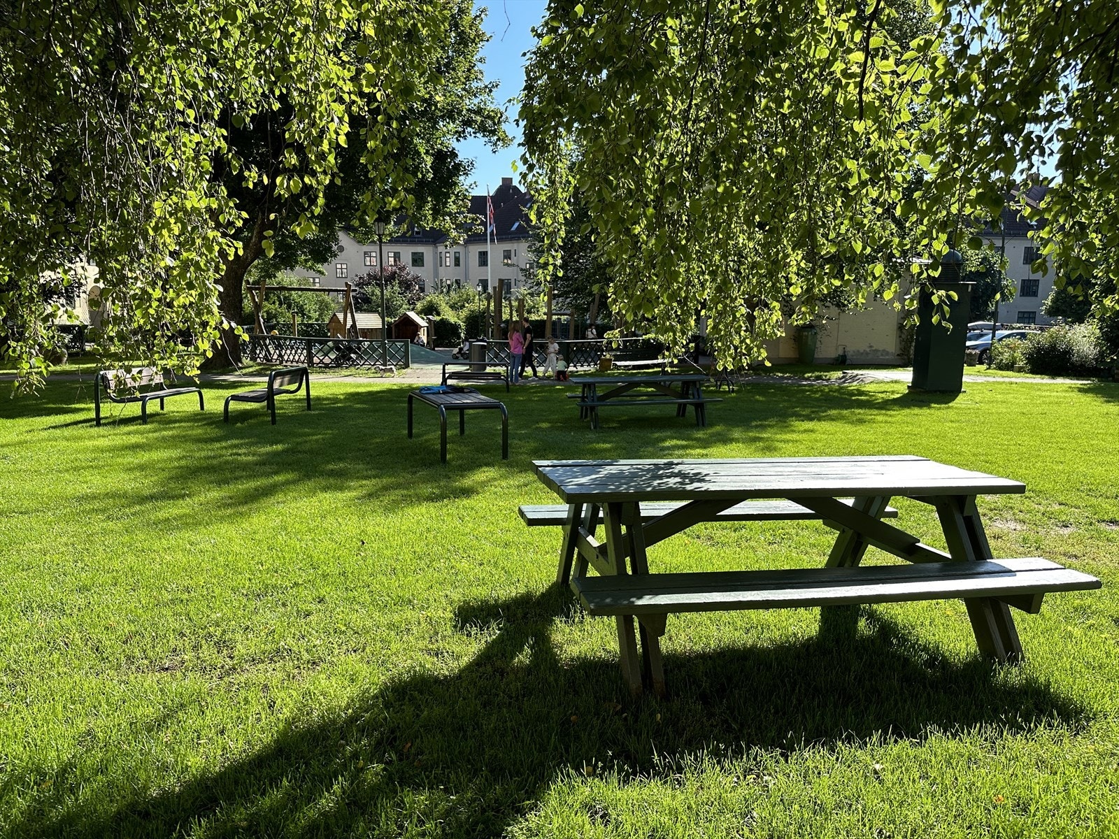 Det flotte gårdsrommet har mange felles sitteplasser, felles griller og bålpanne, samt store områder hvor man løpe, spille ball og sykle. Galleribilde