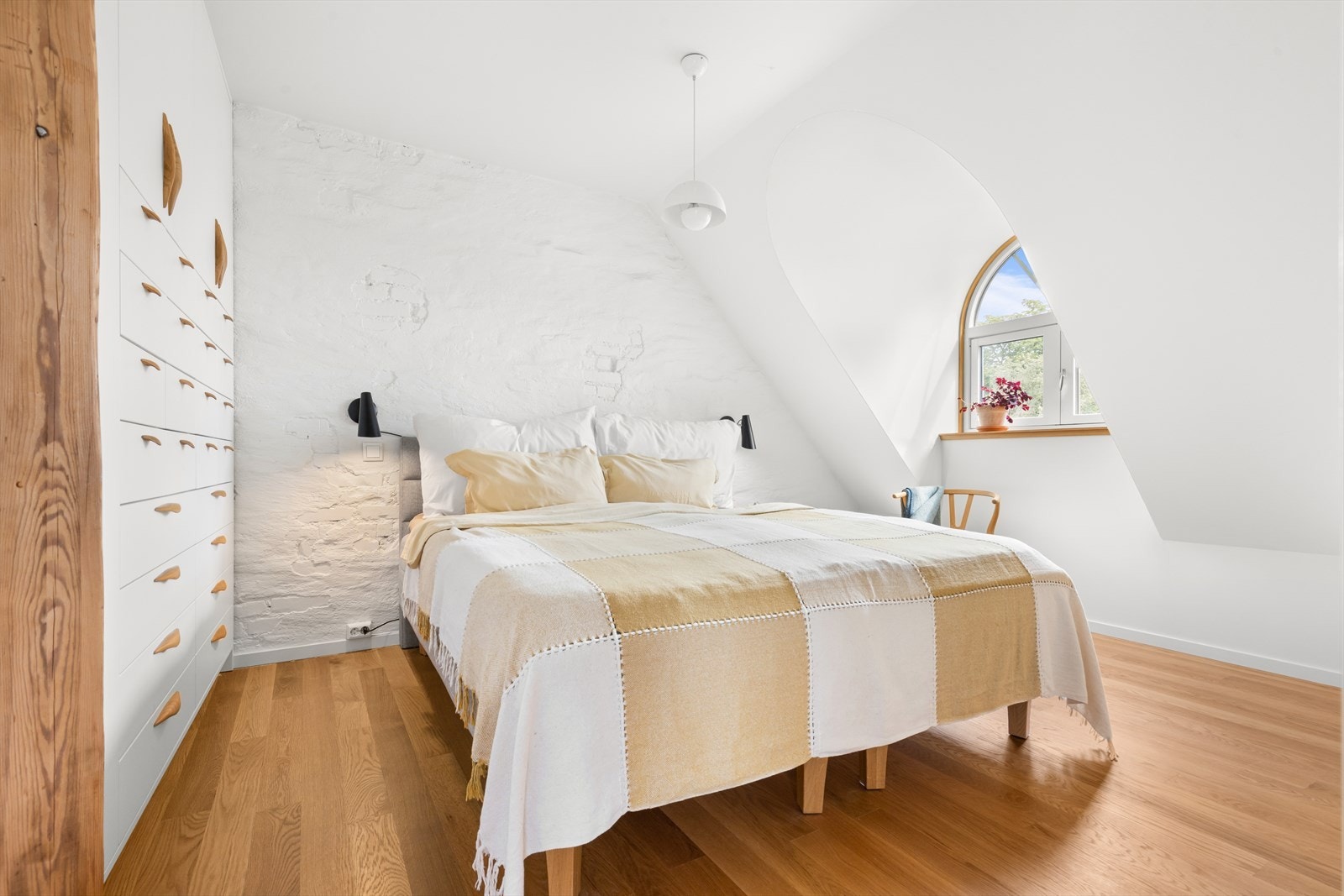 Et stort og godt hovedsoverom med flotte plassbygde garderobeskap. I gulvet er det to nedfelte spotlys. Galleribilde