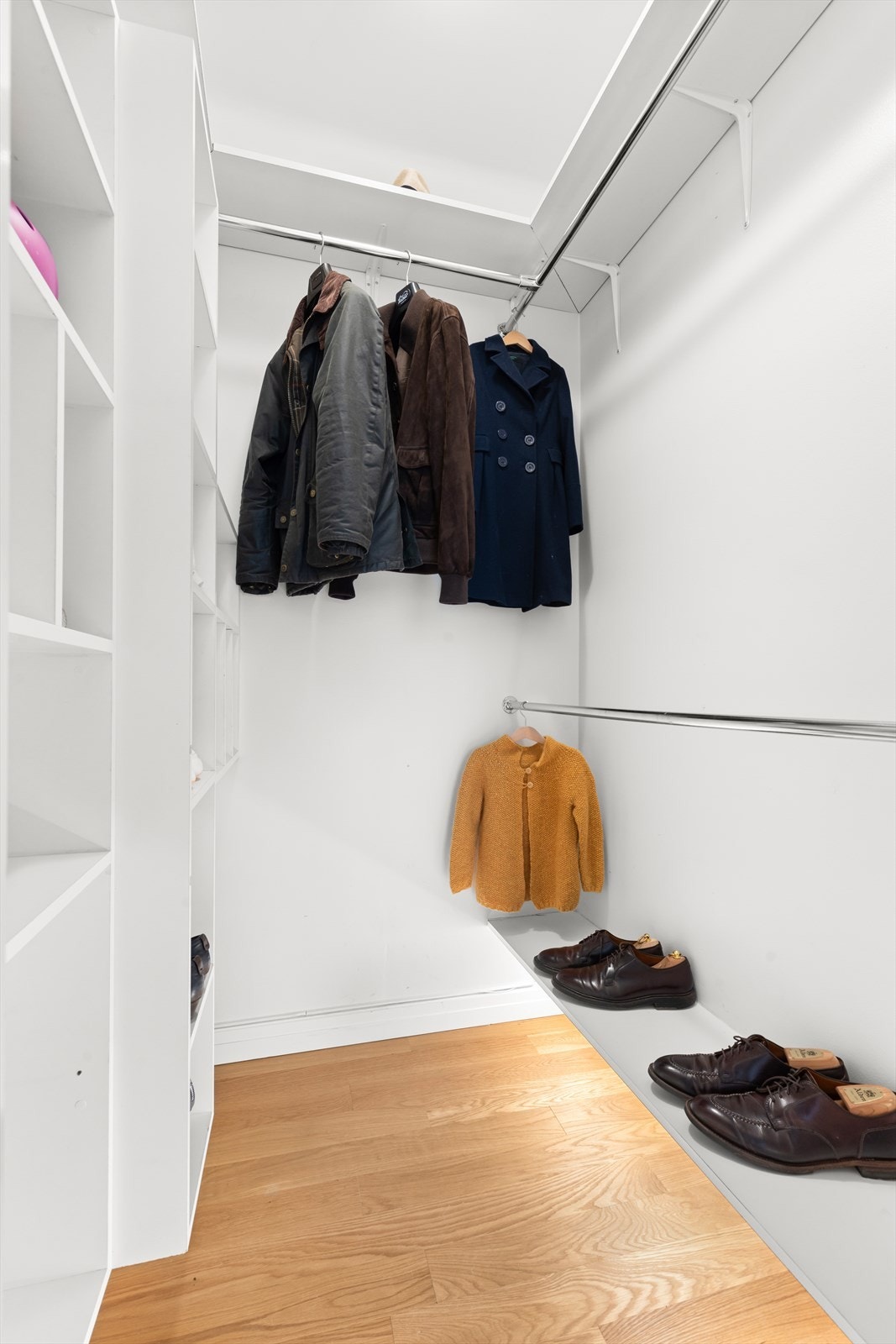 Svært praktisk med et slikt kott/garderobe med både oppheng for klær og gode hyller. Galleribilde