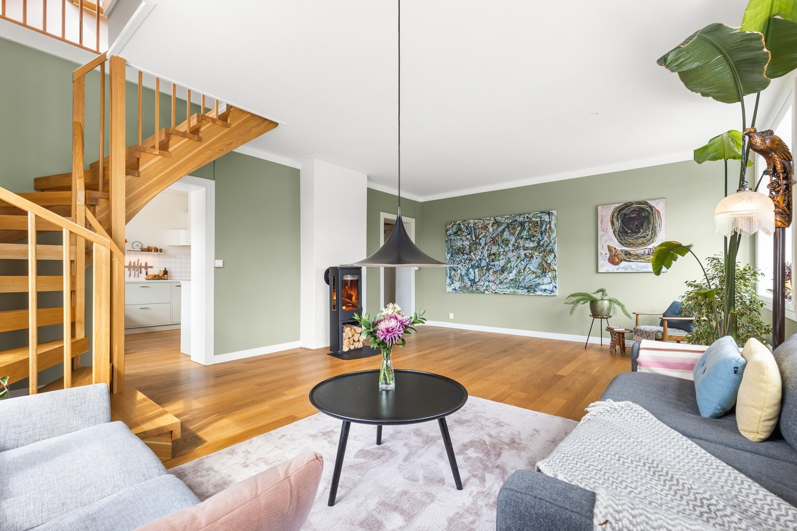 Her sett fra stue mot kjøkken. Lettveggene i leiligheten er plassert oppå gulvet og skånsomt festet, slik at man kan velge å flytte vegger og endre romløsning med minimal påvirkning på gulvet. Galleribilde