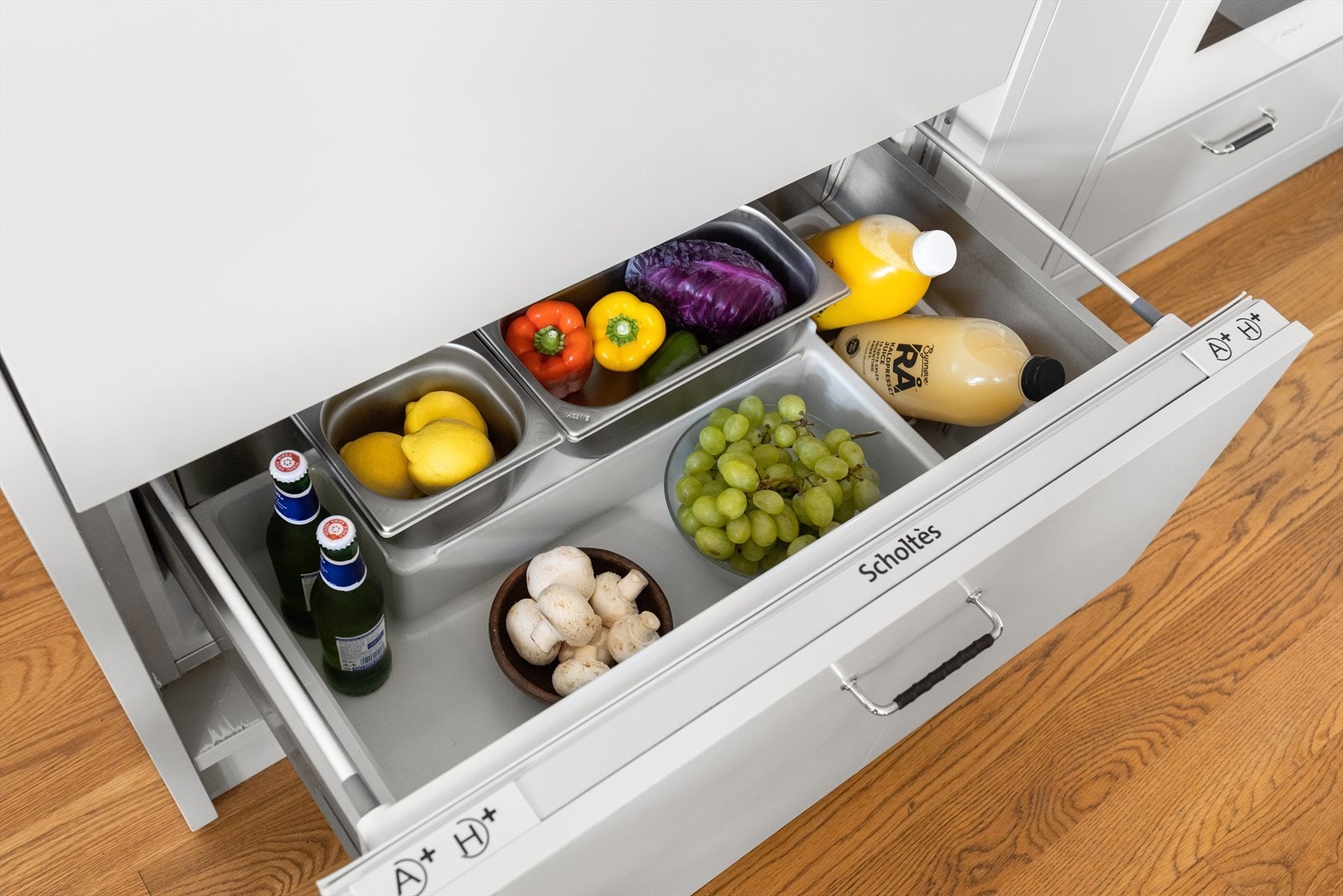 Kjøkkeninnredningen har to smarte og fine kjøleskuffer. Dette er de største kjøleskuffene på markedet. Galleribilde