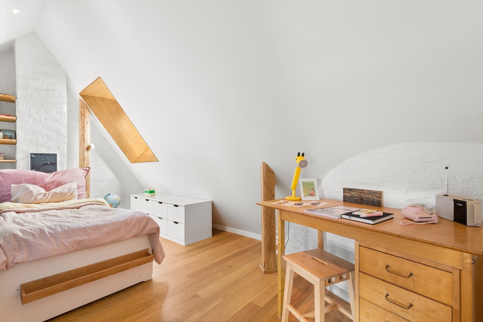 Et veldig hyggelig barnerom med plass til skrivepult. Galleribilde