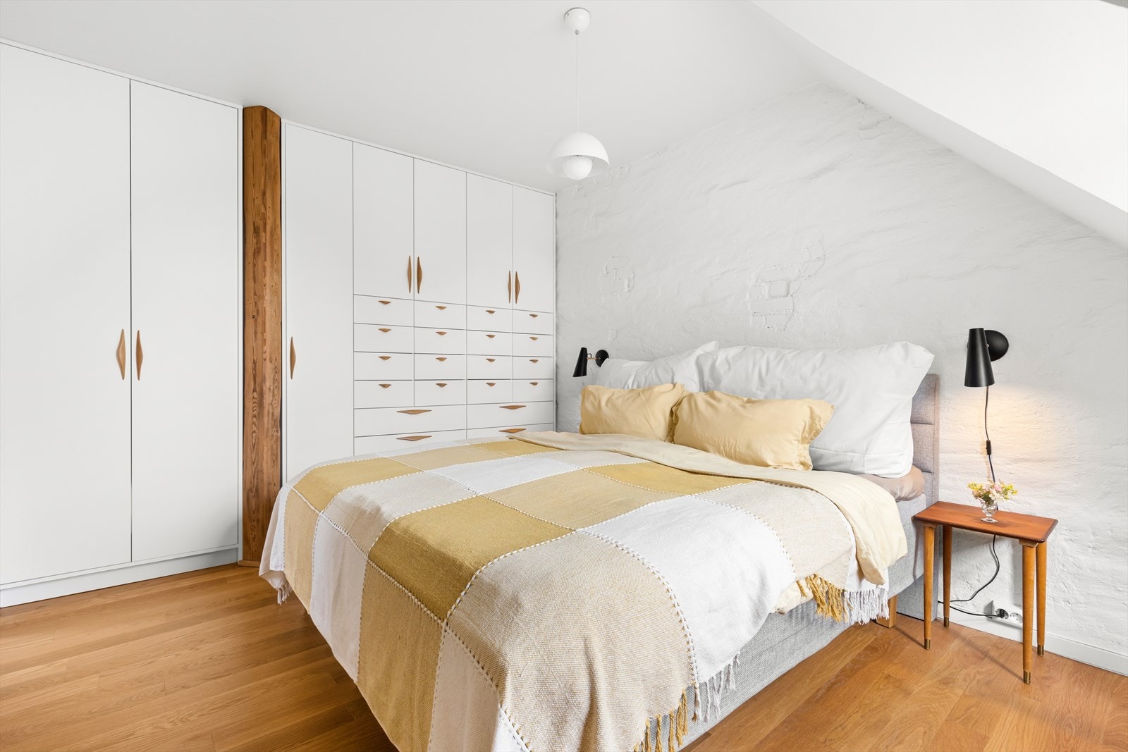 Eik er et gjennomgående materiale i hele leiligheten. De flotte bærebjelkene i loftsleiligheten tar nettopp opp dette materialet Galleribilde