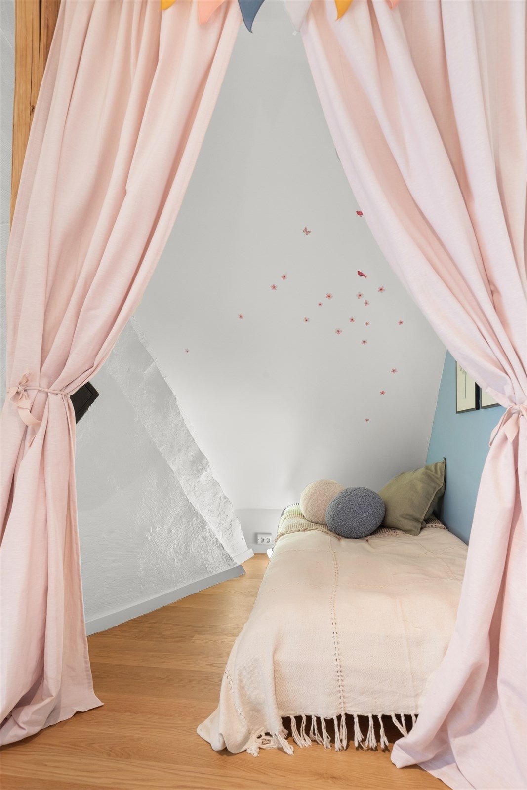 Dette bildet er også tatt fra sovealkoven. Hemsen er godkjent for varig opphold, og sovealkoven ble senere delt av fra oppholddsrommet / hemsestuen med en lettvegg med dør. Det er plass til en vanlig seng i sovealkoven. Galleribilde