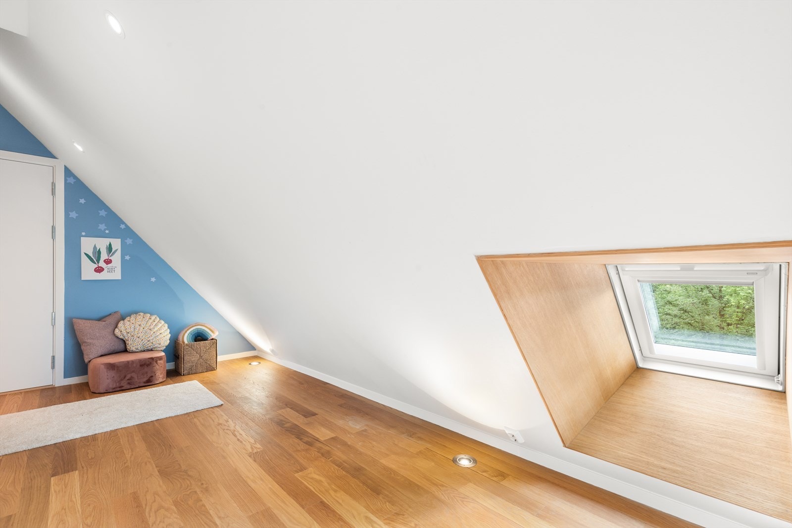 Dette rommet er den siste utvidelsen av leiligheten og ligger over oppgangens trappeløp. Det er her mulighet for å sette inn et ekstra av de flotte taklukene i den østre enden av rommet, noe som er godkjent av styret og byantikvaren. Galleribilde