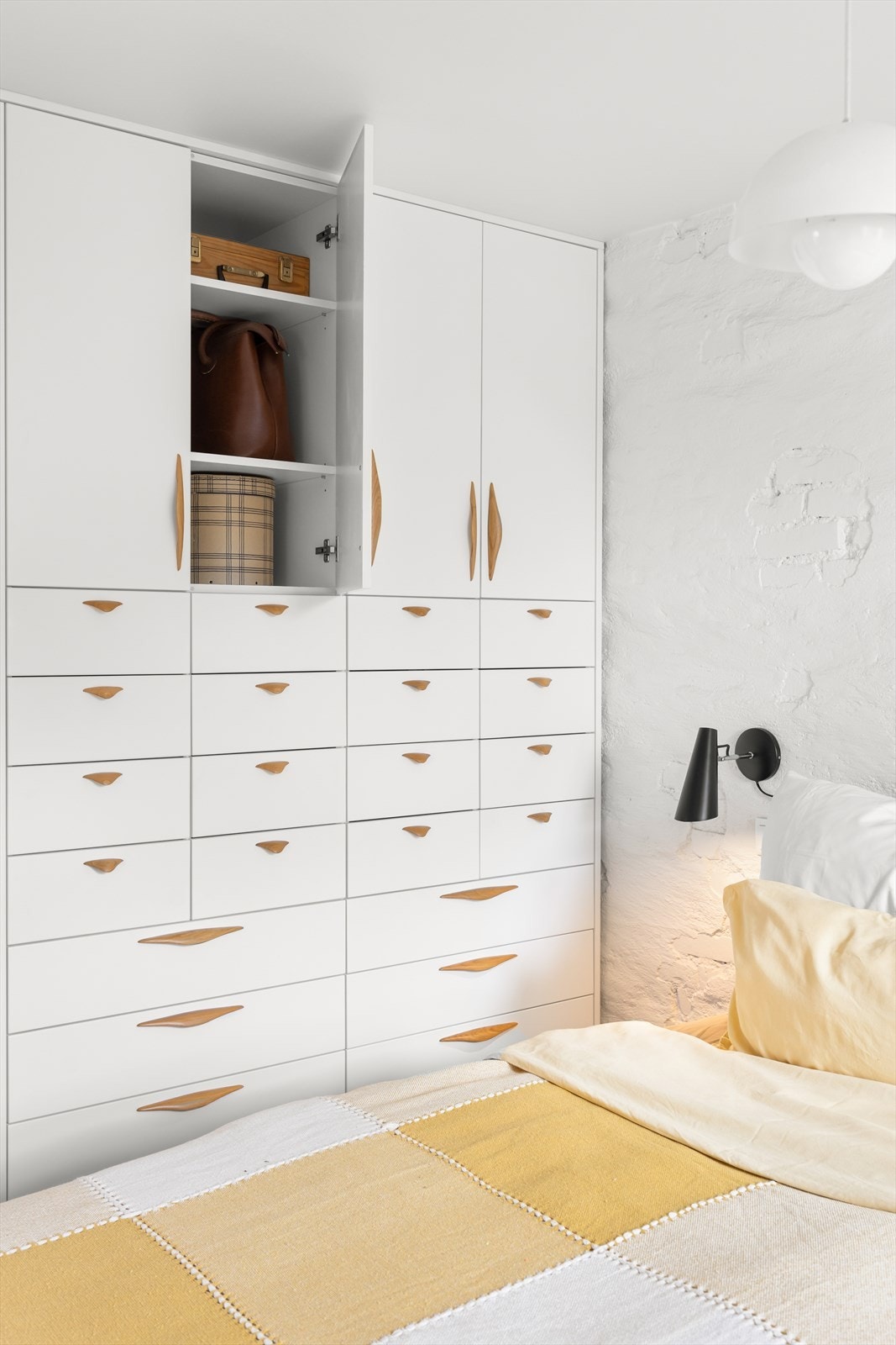 Det flotte plassbygde garderobeskapet har rikelig med oppbevaring. Galleribilde