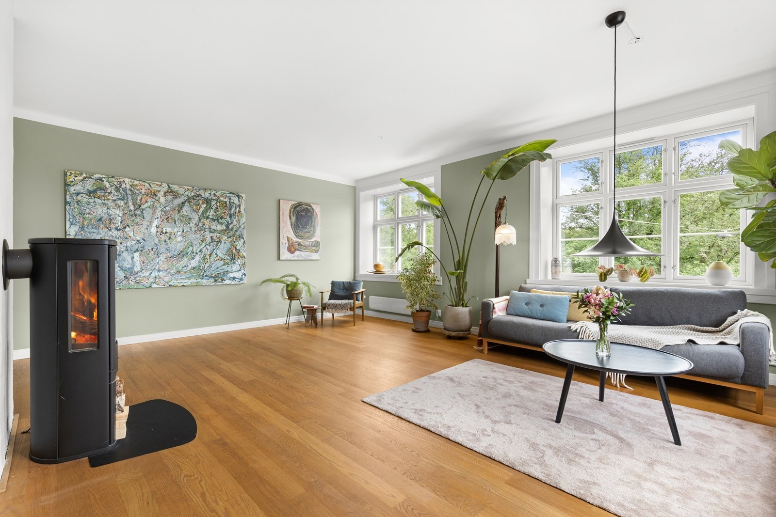 Leiligheten er åpnet opp og gir rom for å samle mange mennesker både i stue og på det flotte kjøkkenet. I tillegg er leiligheten bygd slik at det også er rom for å få litt tid for seg selv eller litt tid i grupper hver for seg. Galleribilde