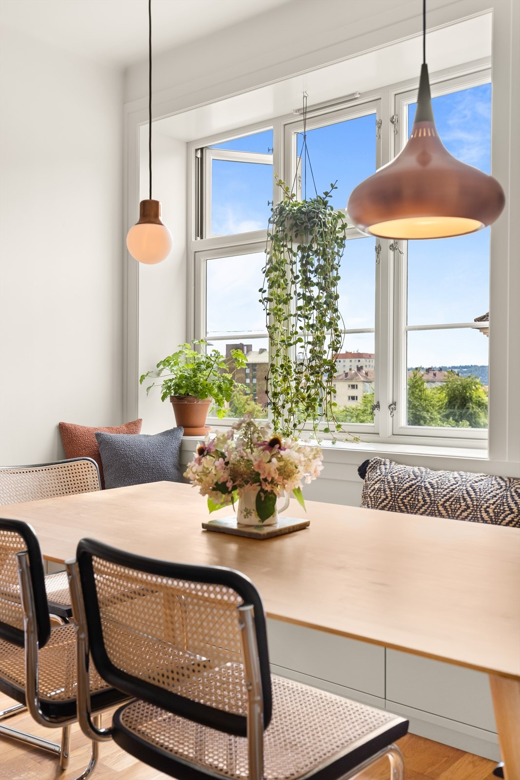 Fra den fine sitteplassen på kjøkkenet. Det som spesielt kjennetegner disse flotte klassiske Torshovgårdene er den generøse takhøyden og og de herlige og store vindusflatene. Kjøkkenets takhøyde er 2,75 m. Galleribilde