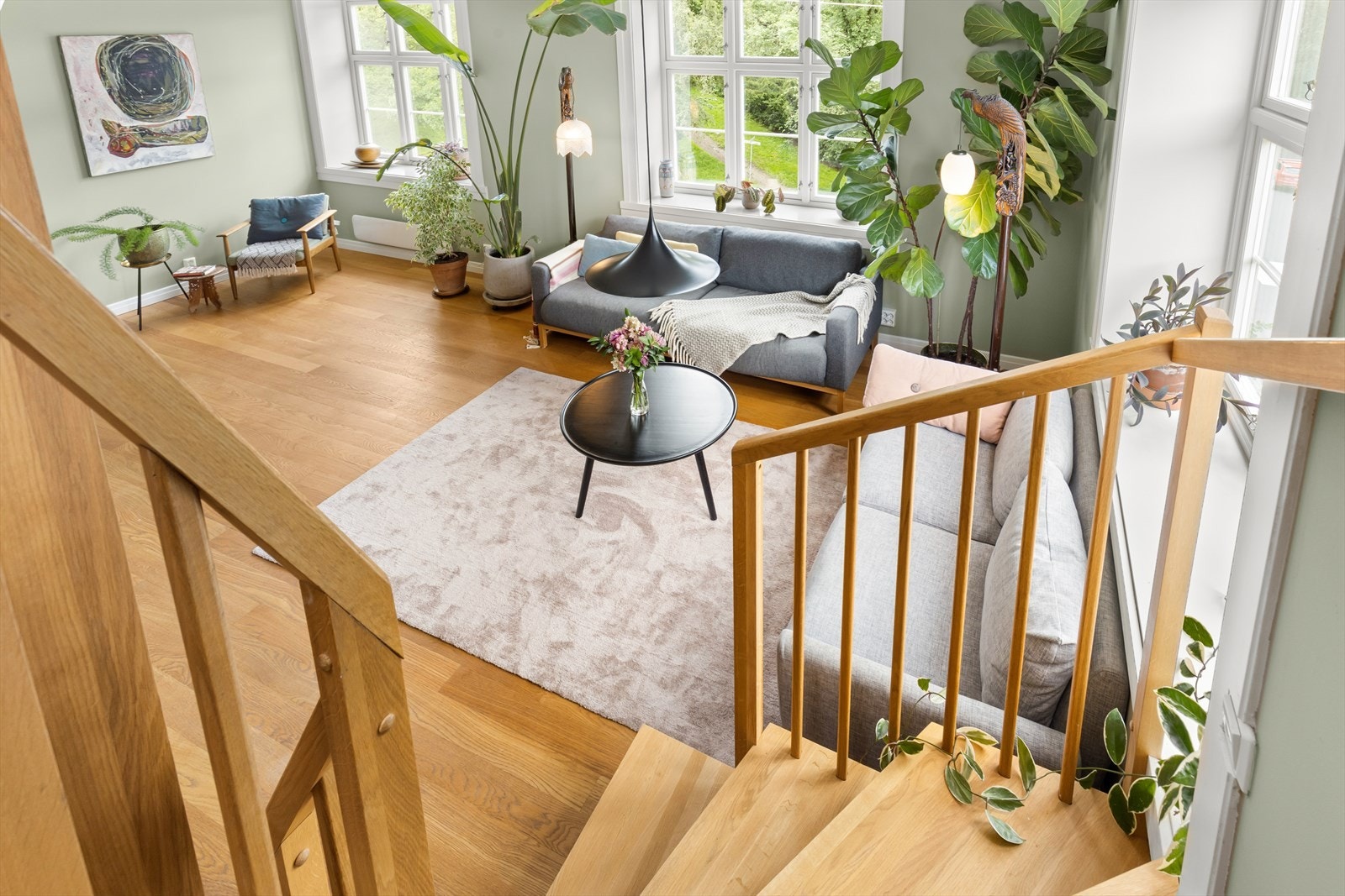 La oss ta en titt opp i etasjen over! Her fra trappen sett ned til stuen. Galleribilde