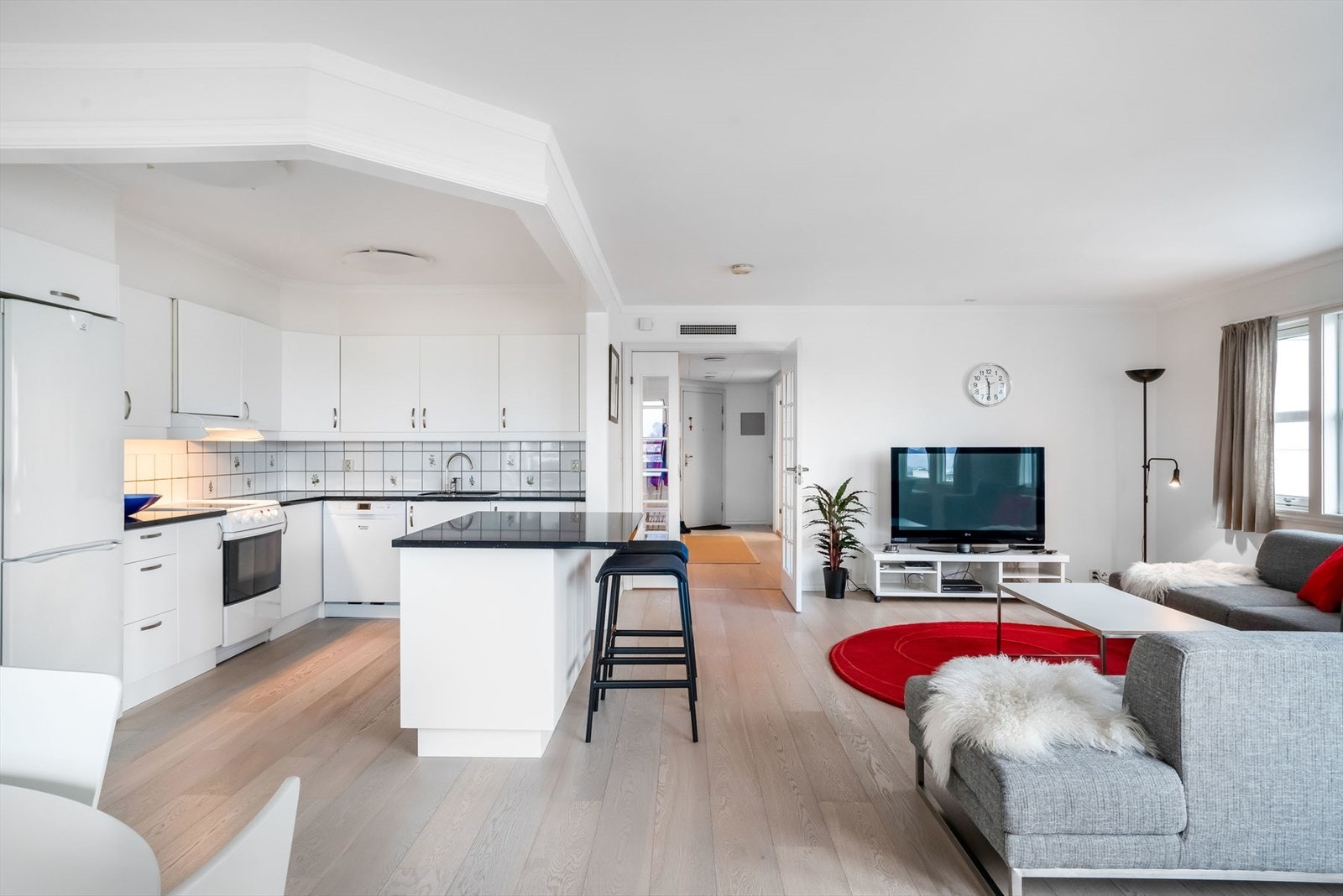 Kjøkken og stue - Kitchen and living room Galleribilde