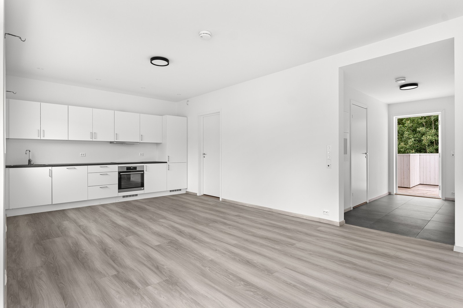 Boligen har en praktisk planløsning. Den oppleves luftig og lys med åpent fra gang inn mot kjøkken og stue. Galleribilde