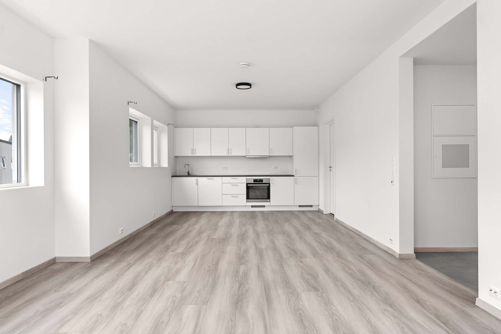 Kjøkken av god kvalitet med innredning fra Strai og stekeovn + platetopp fra AEG samt electrolux kjøleskap. Oppvaskmaskin er også integrert og medfølger Galleribilde