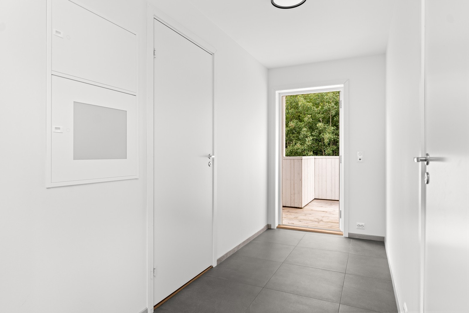 Flislagt gang med flotte 60x60 flis og varmekabler i gulv. Galleribilde