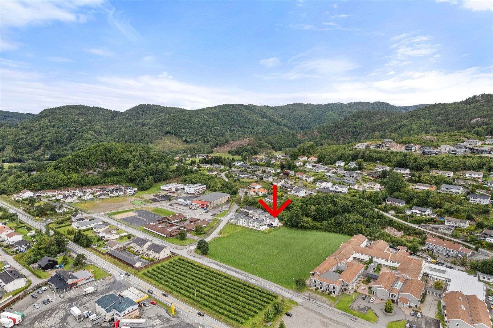 Eiendommen ligger fint til like ved etablert boligfelt. Her er fritt rundt og gåavstand til Å barneskole, barnehager, Handelsparken m.m Galleribilde