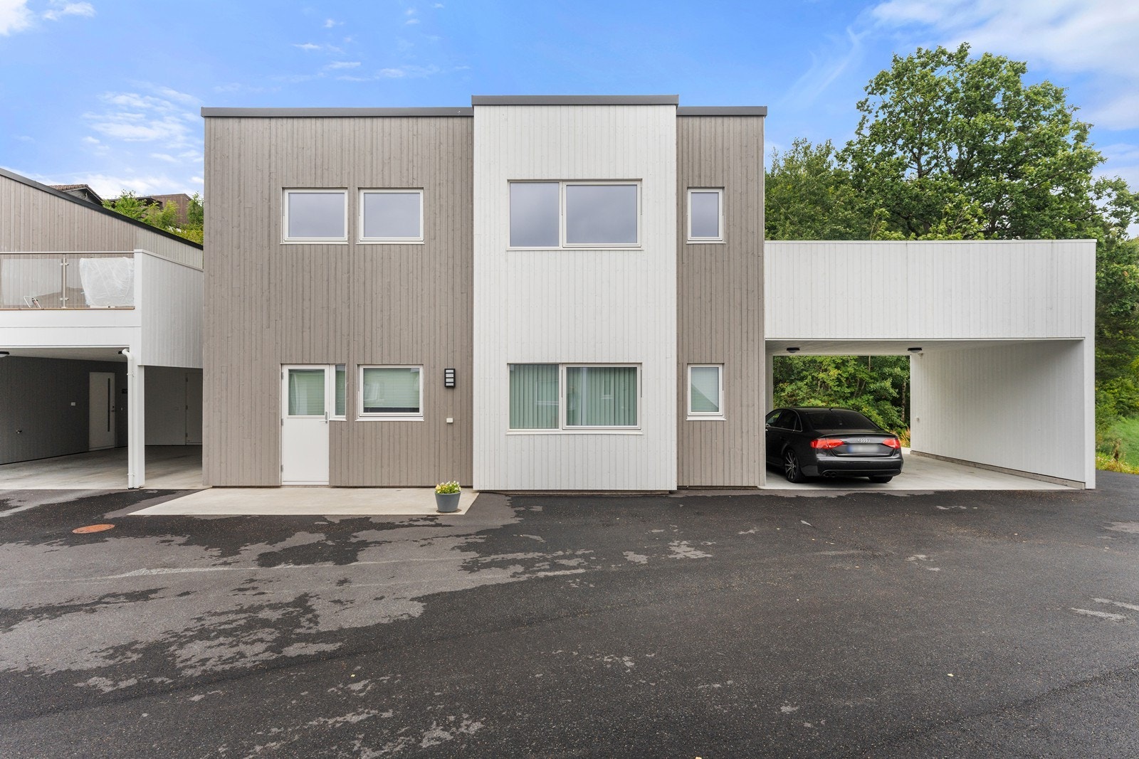 Til eiendommen er en grei carport som deles med nabo og romslig veranda som går over denne. Galleribilde