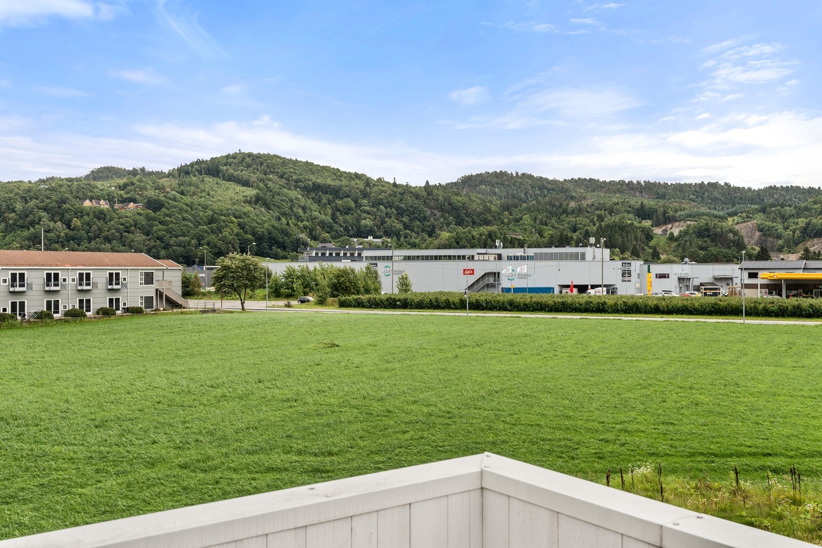 Fra veranda er luftig og fritt med utsikt mot Handelsparken Galleribilde