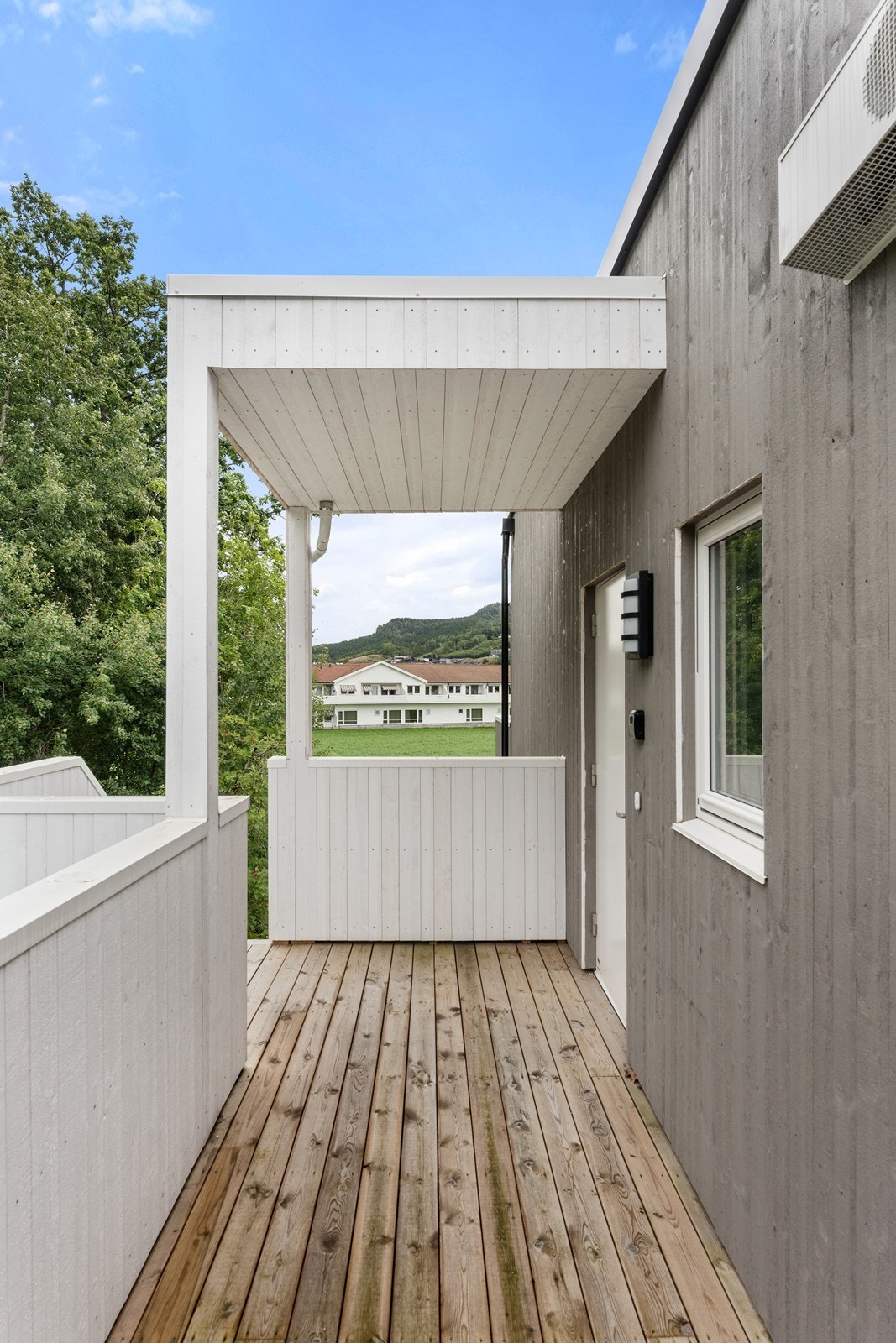 Inngangsparti er overbygd og har plass til en liten sittegruppe/ kafésett. Galleribilde