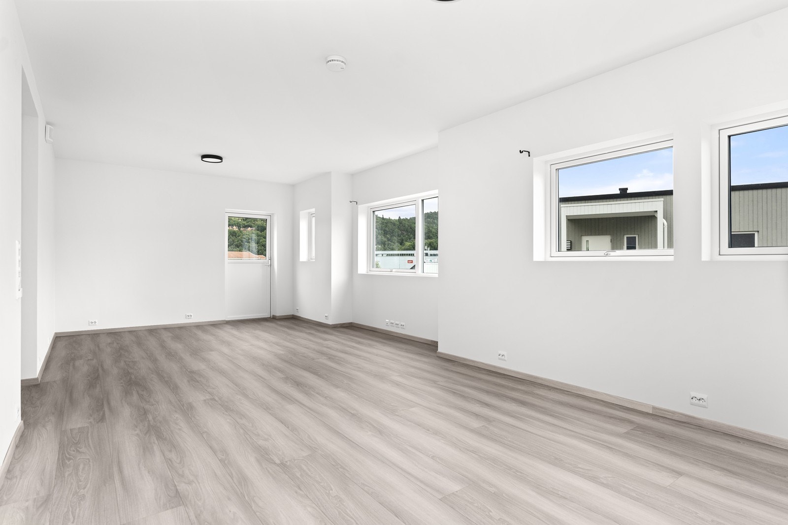 Stua har utgang til solrik og usjenert veranda. Galleribilde