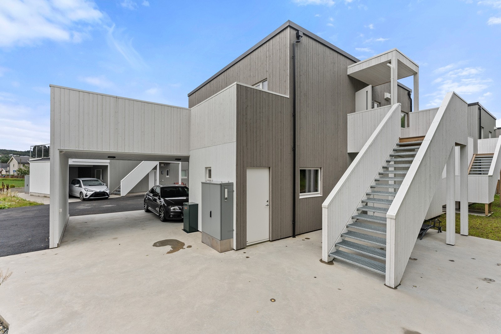 Boligen ligger i 2 etg. Her er trapp opp og utvendig bod på bakkeplan som hører til. Galleribilde