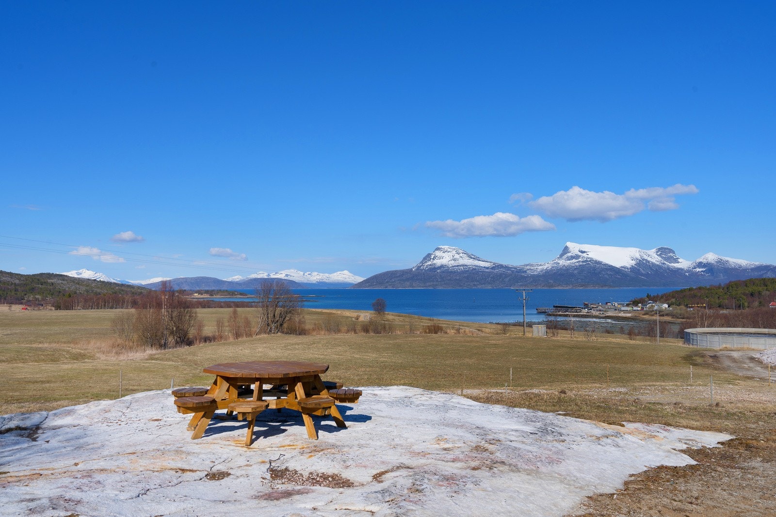 Meget flott beliggenhet med utsikt mot både sjø og fjell Galleribilde