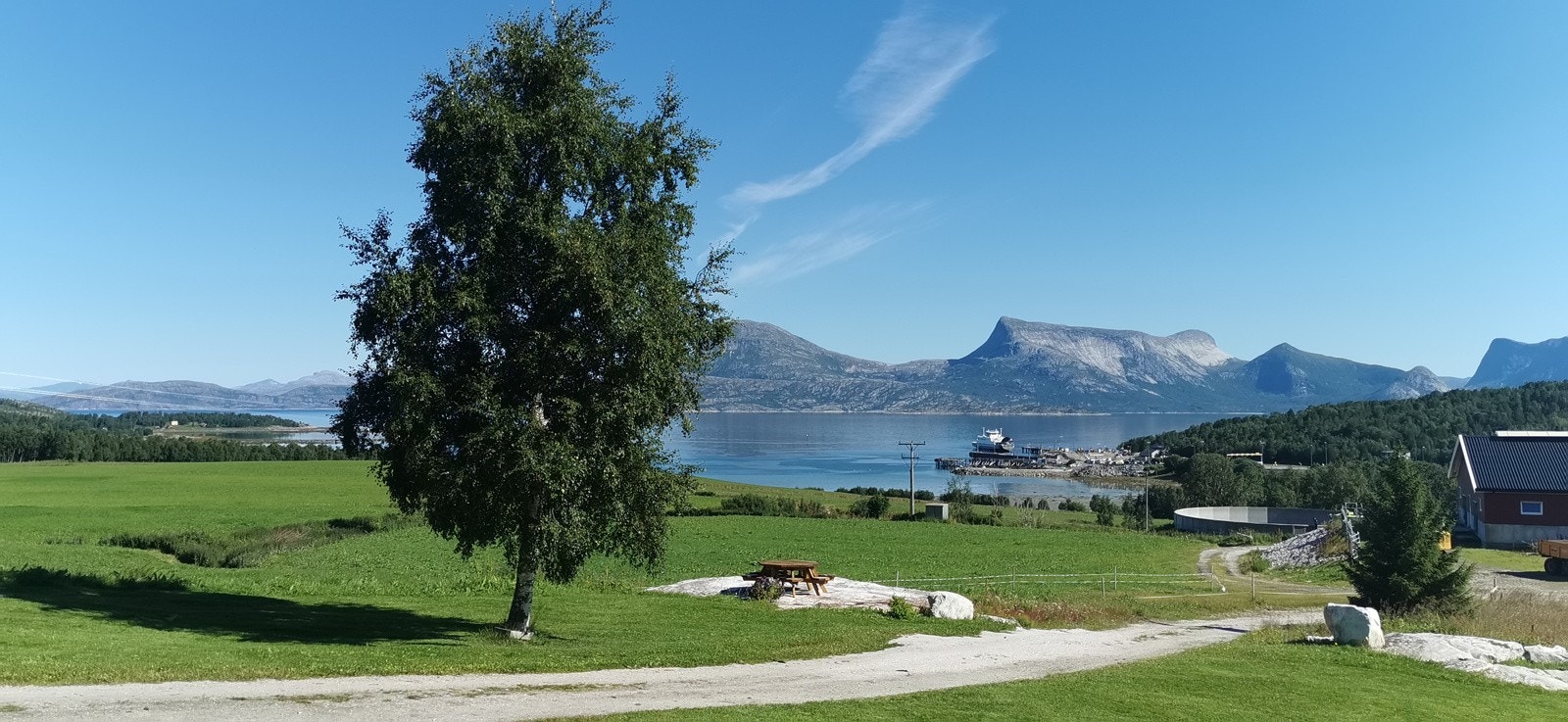 Panorama utsikt utover sjøen og fjellene Galleribilde