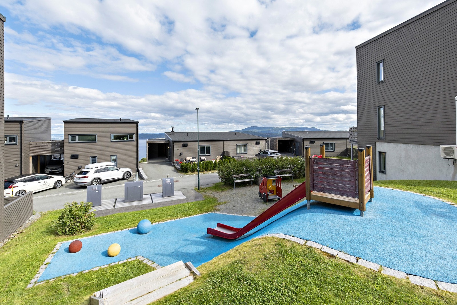 Eiendommen ligger flott til i et etablert og familievennlig område på Sveberg. Her bor du med kort vei til både skole, barnehage og Malvik senter. Galleribilde