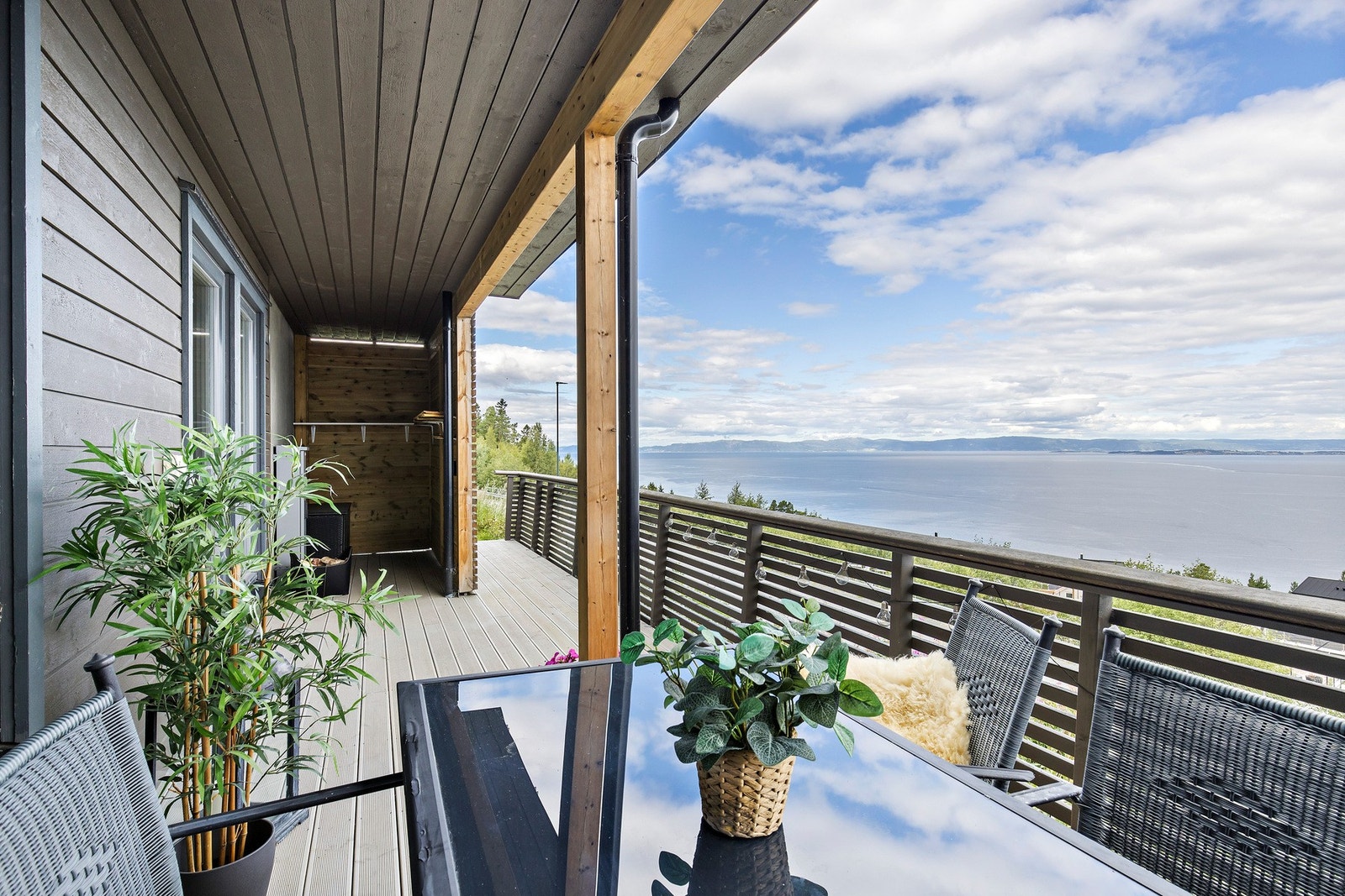 Terrassen er på 24 kvm med nedgang til hage. Galleribilde