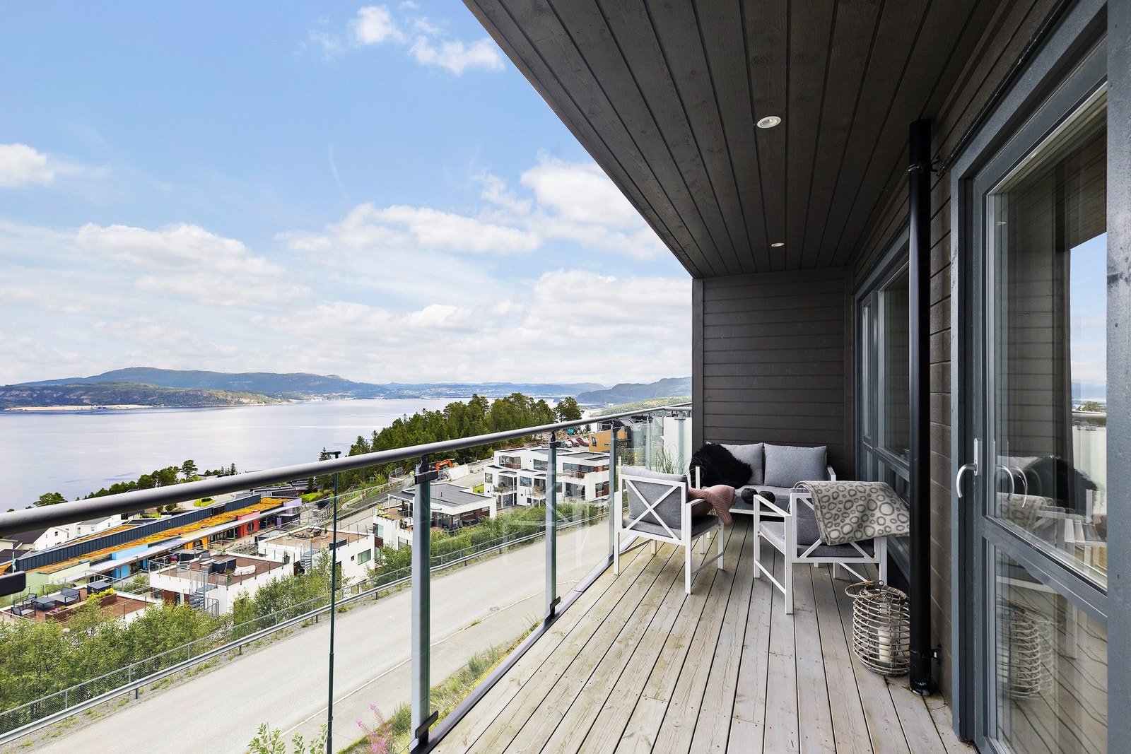 Direkte utgang fra stuen til balkong på 11 kvm. Galleribilde