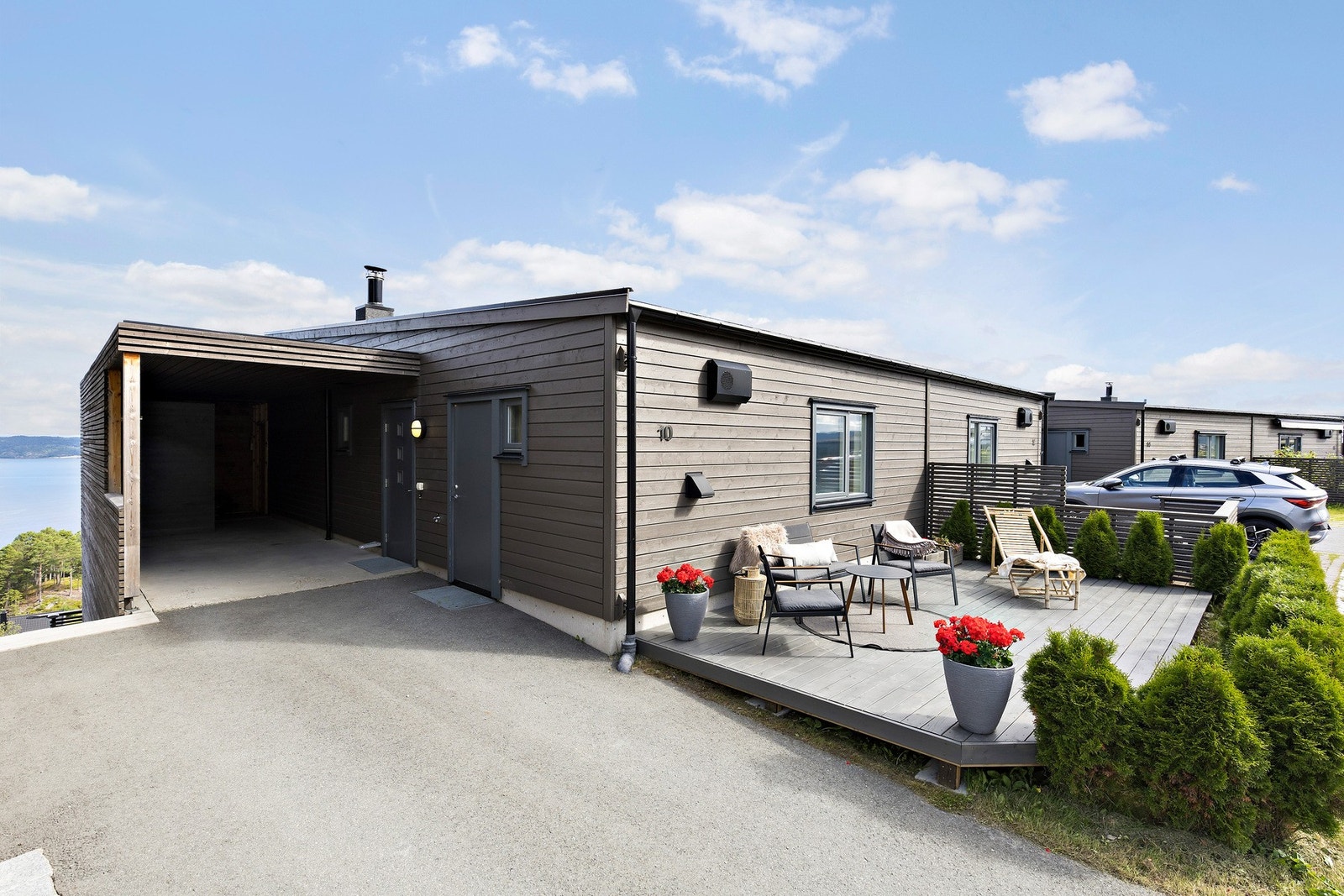 Boligen kan skilte med carport med elbillader og det er oppstillingsplass i egen innkjørsel. Galleribilde