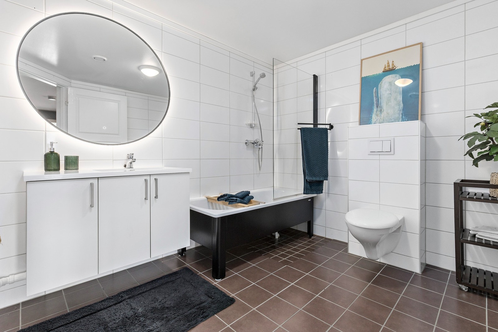 Badet i underetasjen inneholder badekar med dusj, vegghengt toalett og baderomsinnredning. Galleribilde