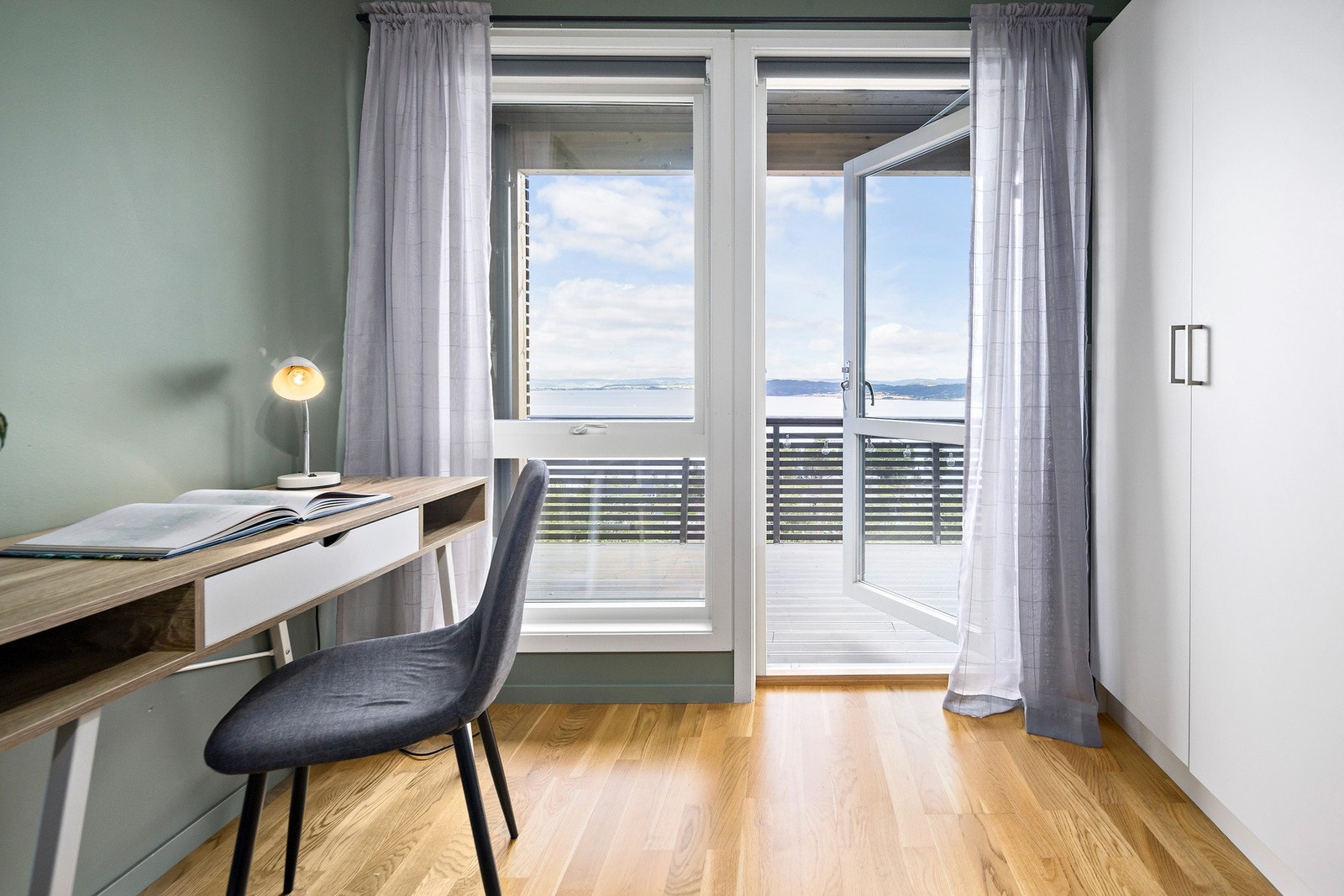 Fra soverommet har man direkte utgang til terrassen. Galleribilde
