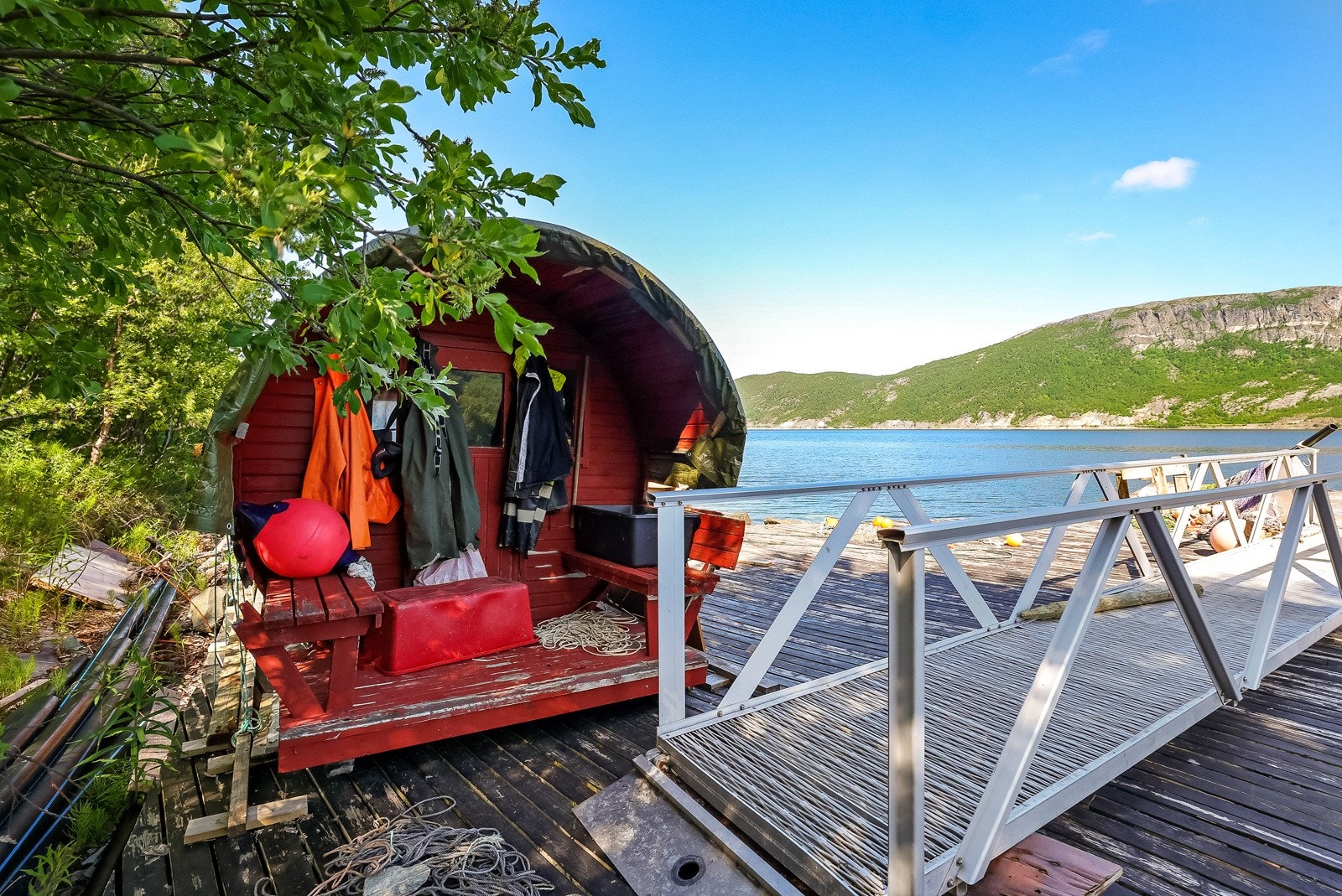 Ved sjøen er det en utebadstue Galleribilde