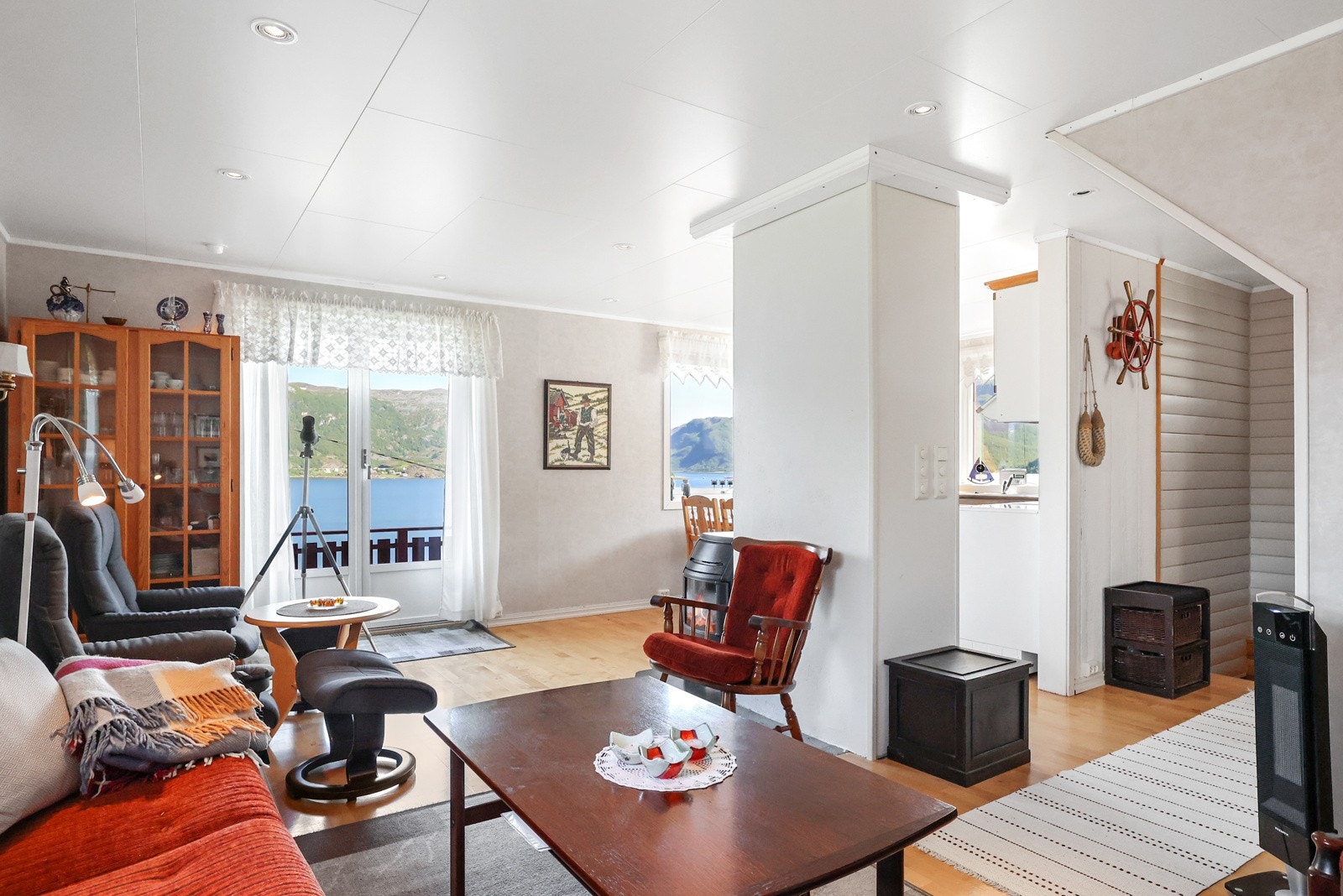 Det er flere vindusflater som gir rommet godt med dagslys Galleribilde