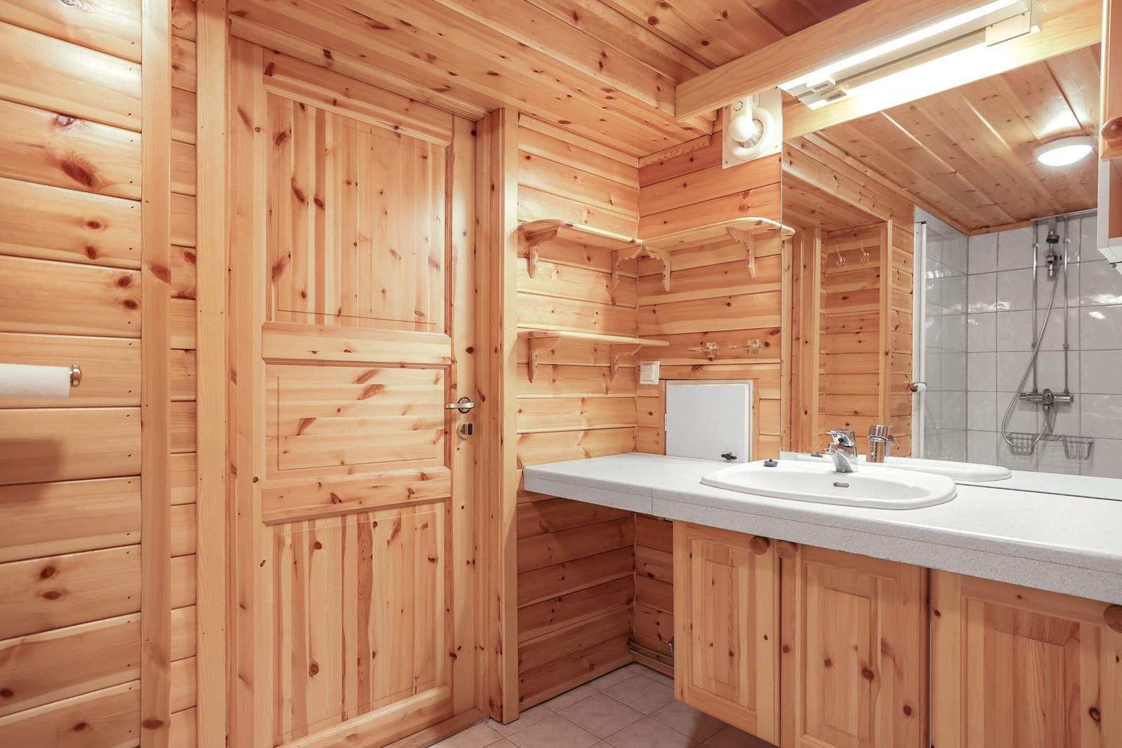 Her er det fint med plass til oppbevaring i skap og på vegg Galleribilde