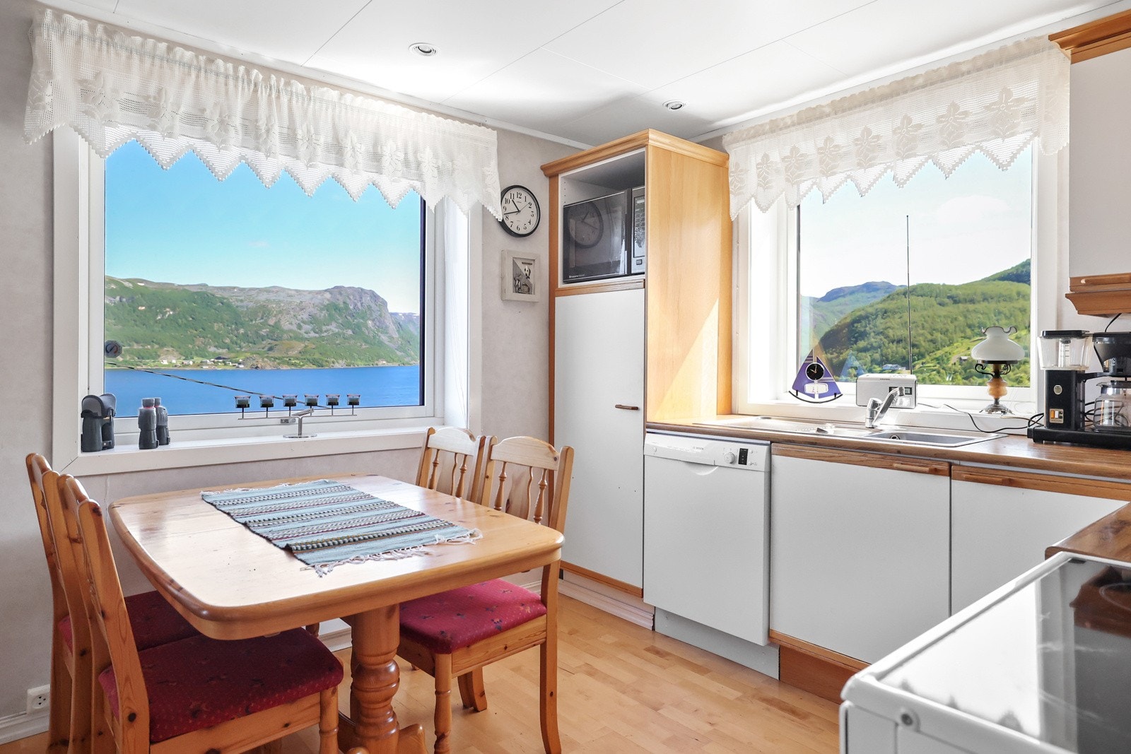 Det er en lys innredning med god arbeidsflate og skapplass Galleribilde