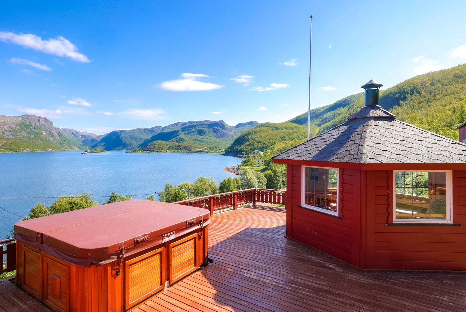 Grillstue og Jacuzzi med utsikt over fjorden Galleribilde