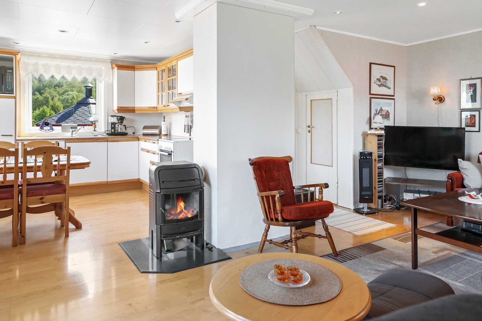 Rommet varmes opp via vedfyring Galleribilde