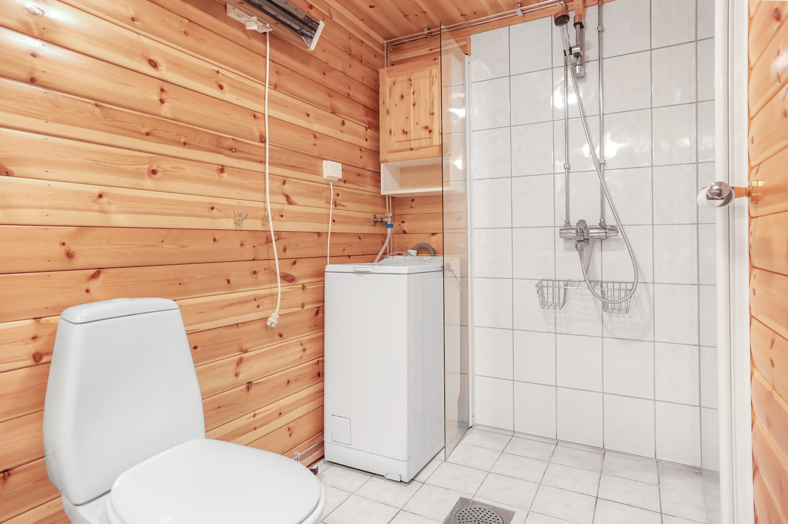 Badet i kjelleren er utstyrt med dusjhjørne, servantskap og toalett Galleribilde