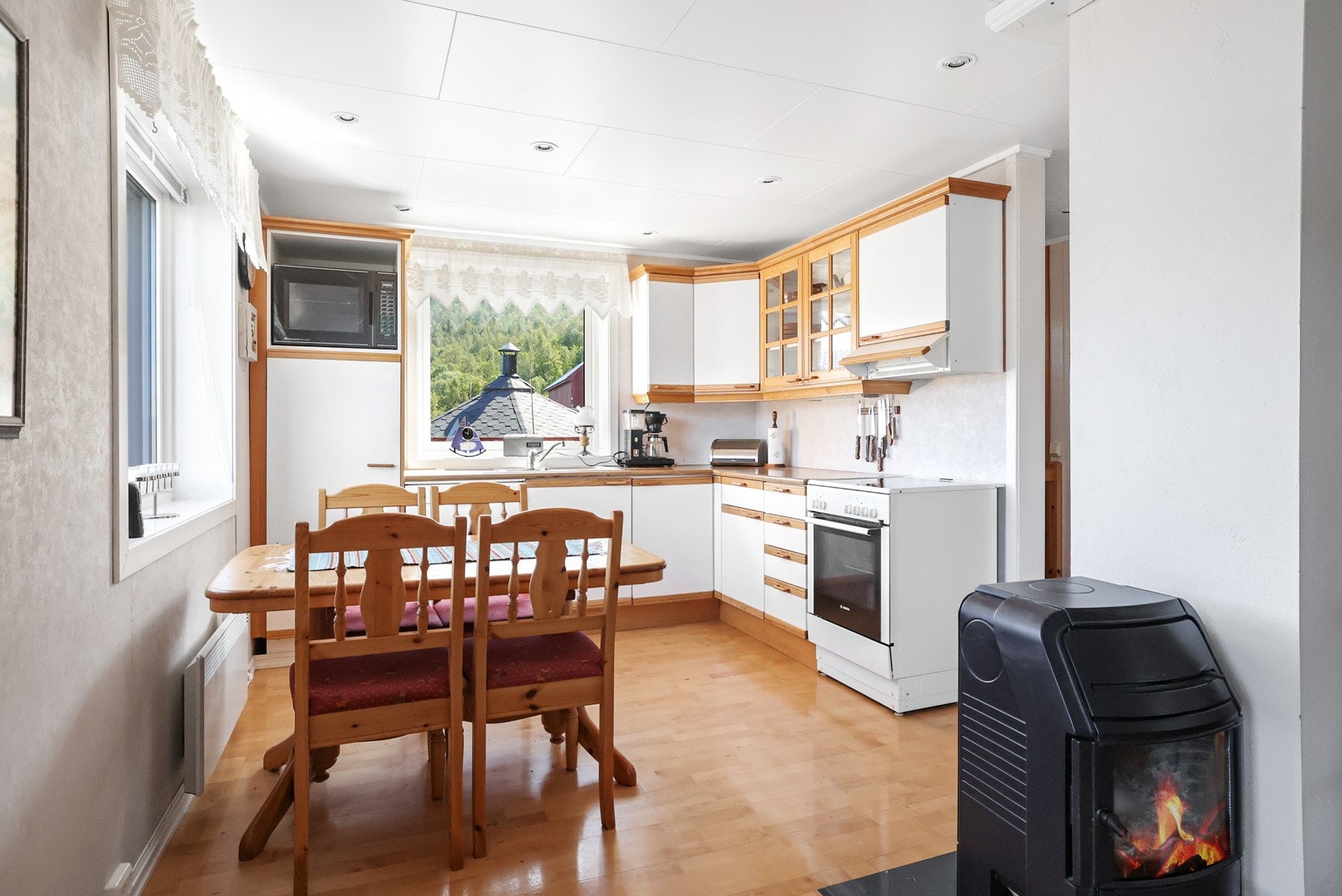 Det er frittstående kjøleskap, frittsående stekeovn og oppvaskmaskin Galleribilde