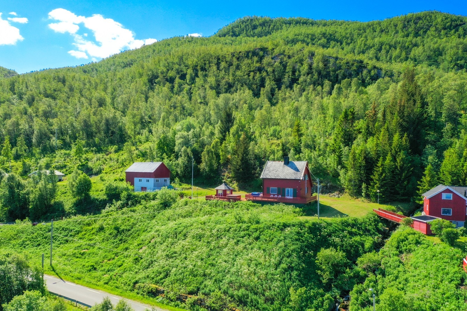 Boligen byr blant annet på fjøs, grillstue, naust, strandlinje og utebadstu Galleribilde