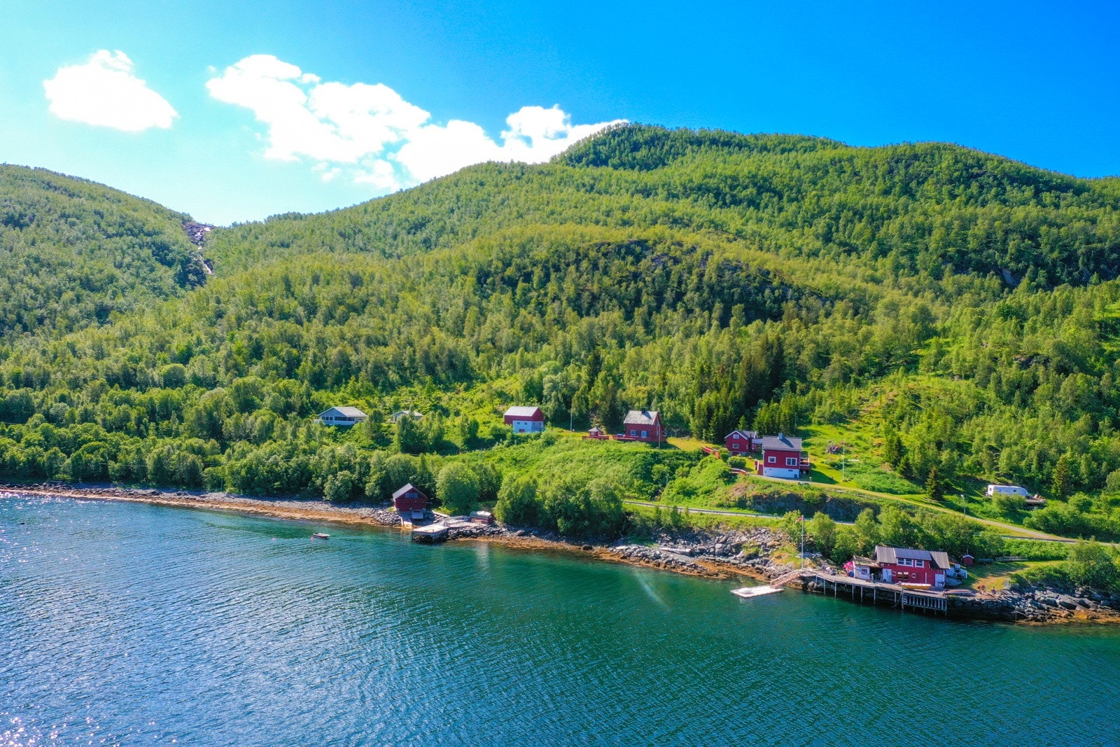 Det er rundt 1t og 45 min inn til Alta sentrum Galleribilde