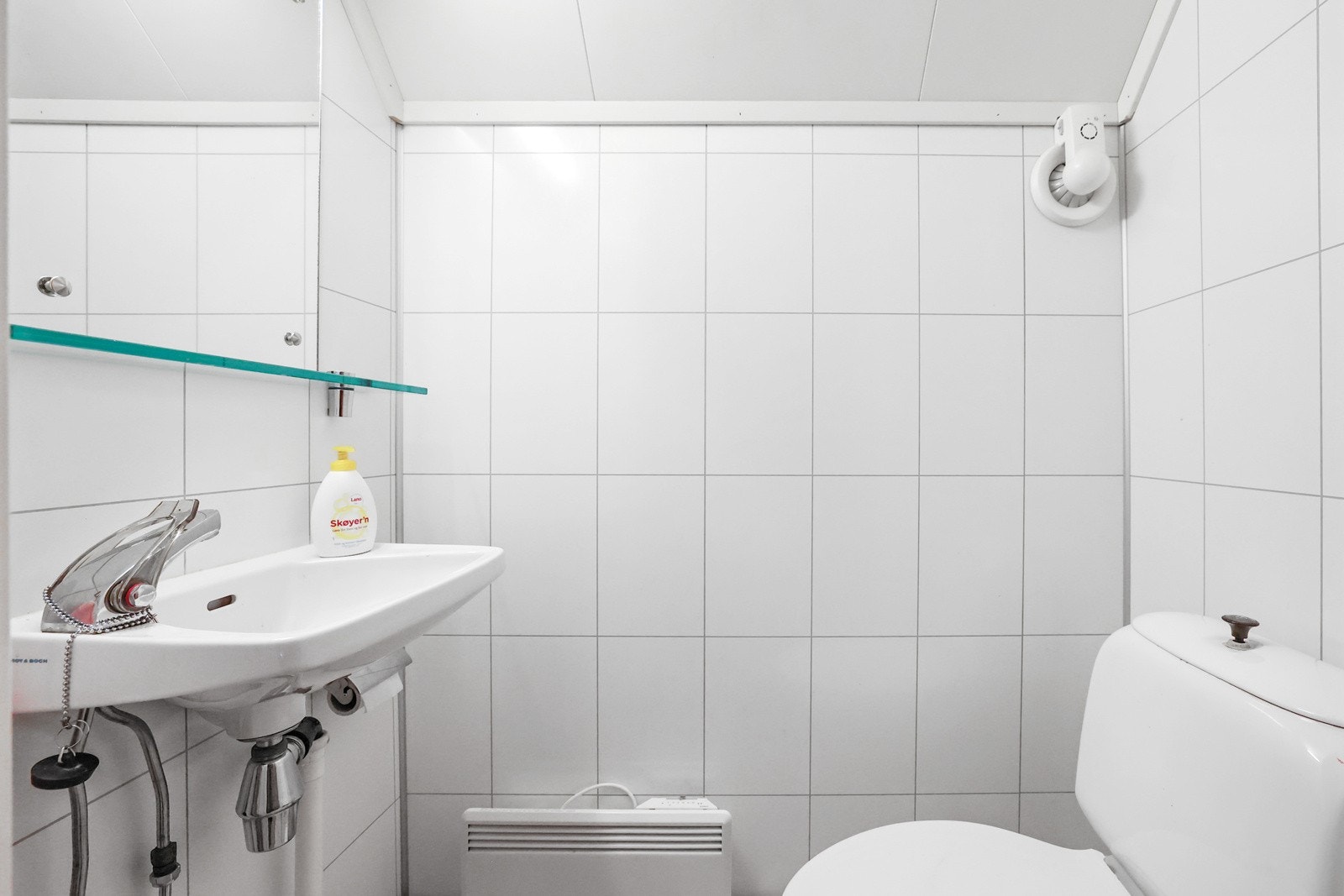 I etasjen er det et toalettrom Galleribilde